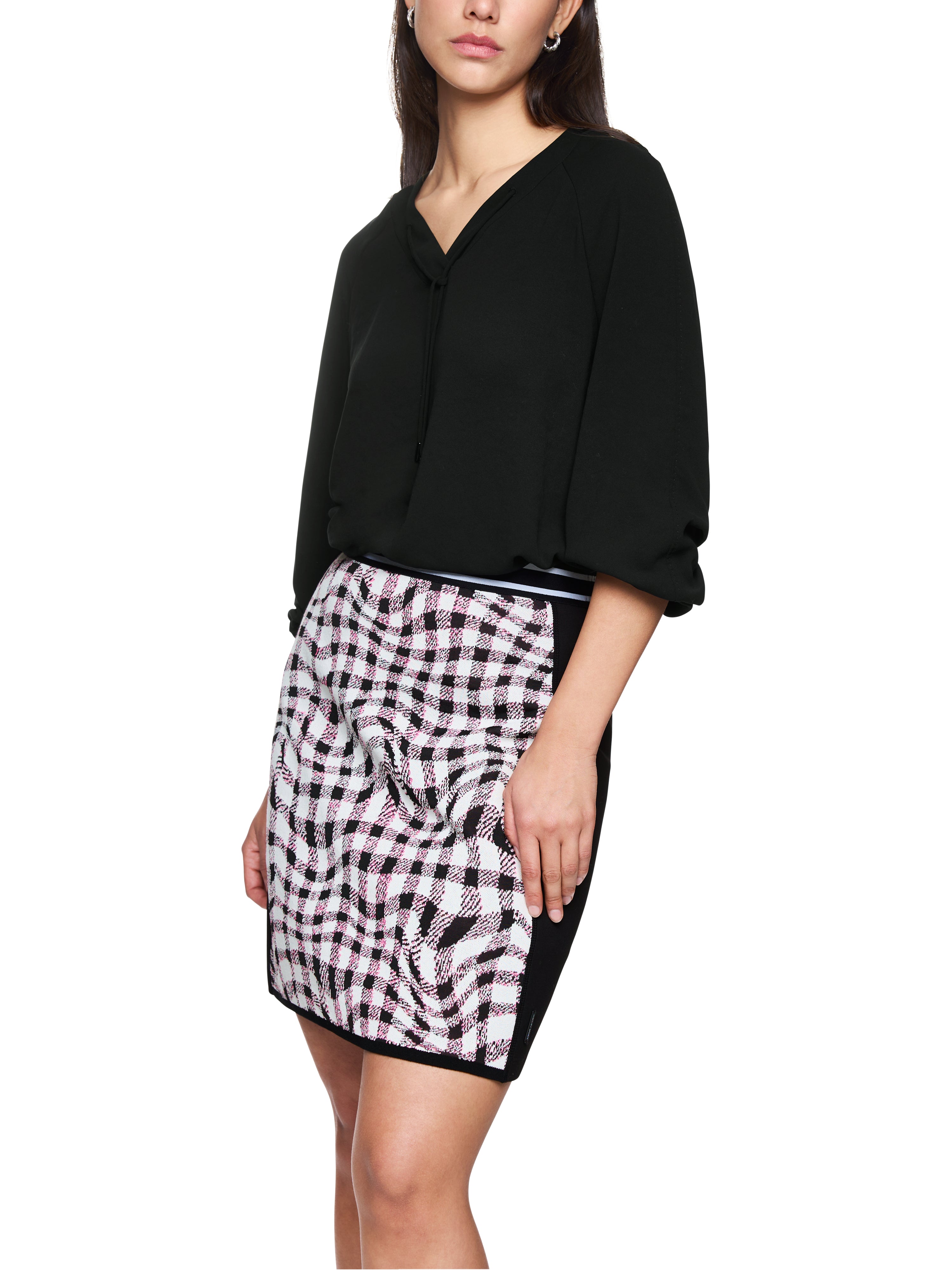 חולצה בגזרה ישרה, רפויה, עם שרוכים בצווארוןהרכב: 100% פוליאסטרהדוגמנית בגובה 1.79 ולובשת מידה 3 של מארק קיין