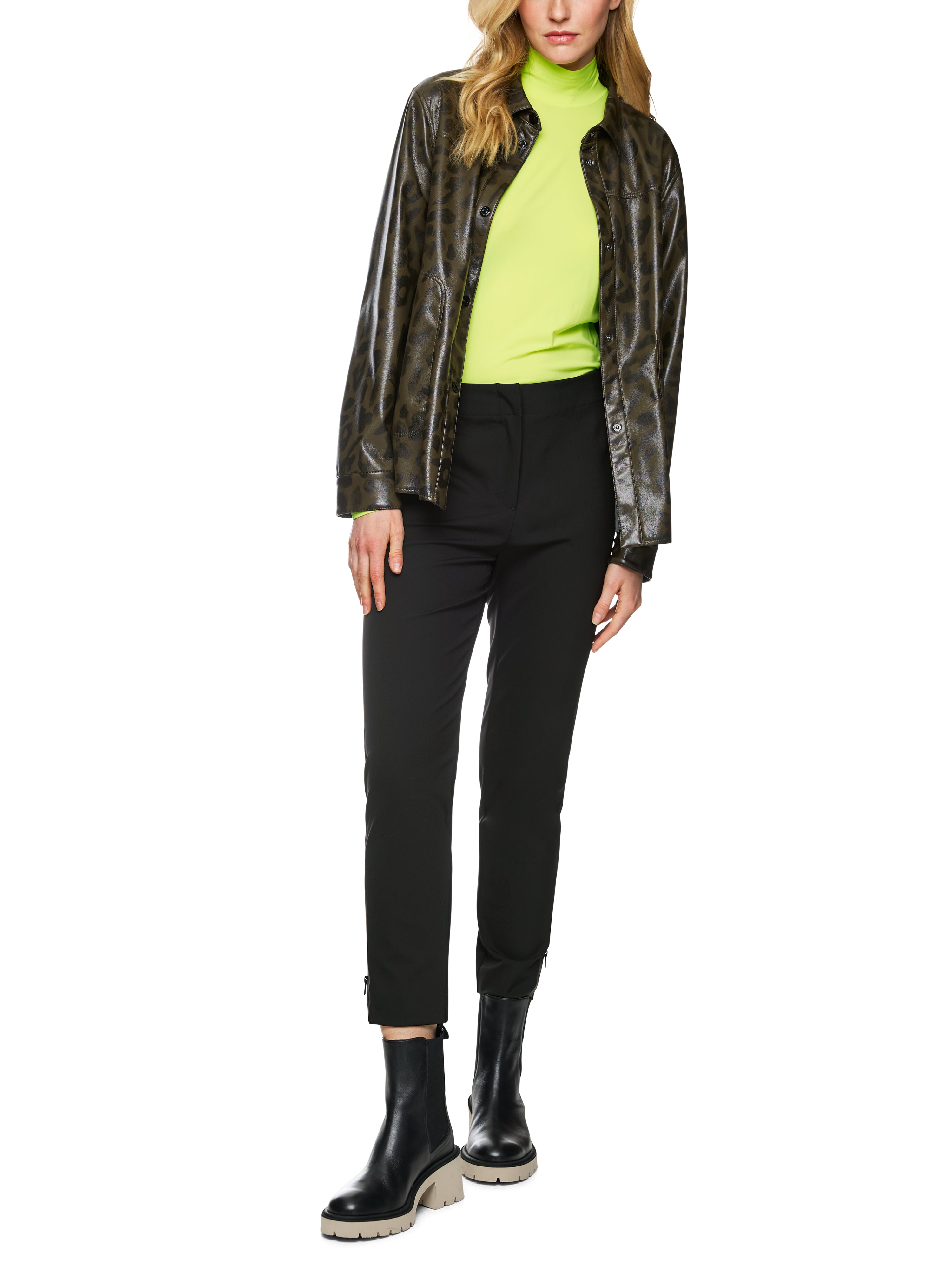 מכנסיים בגזרה גבוהה עם כיסים צדדייםהרכב: 85% פוליאמיד, 15% אלסטןהדוגמנית בגובה 1.79 ולובשת מידה 3 של מארק קיין