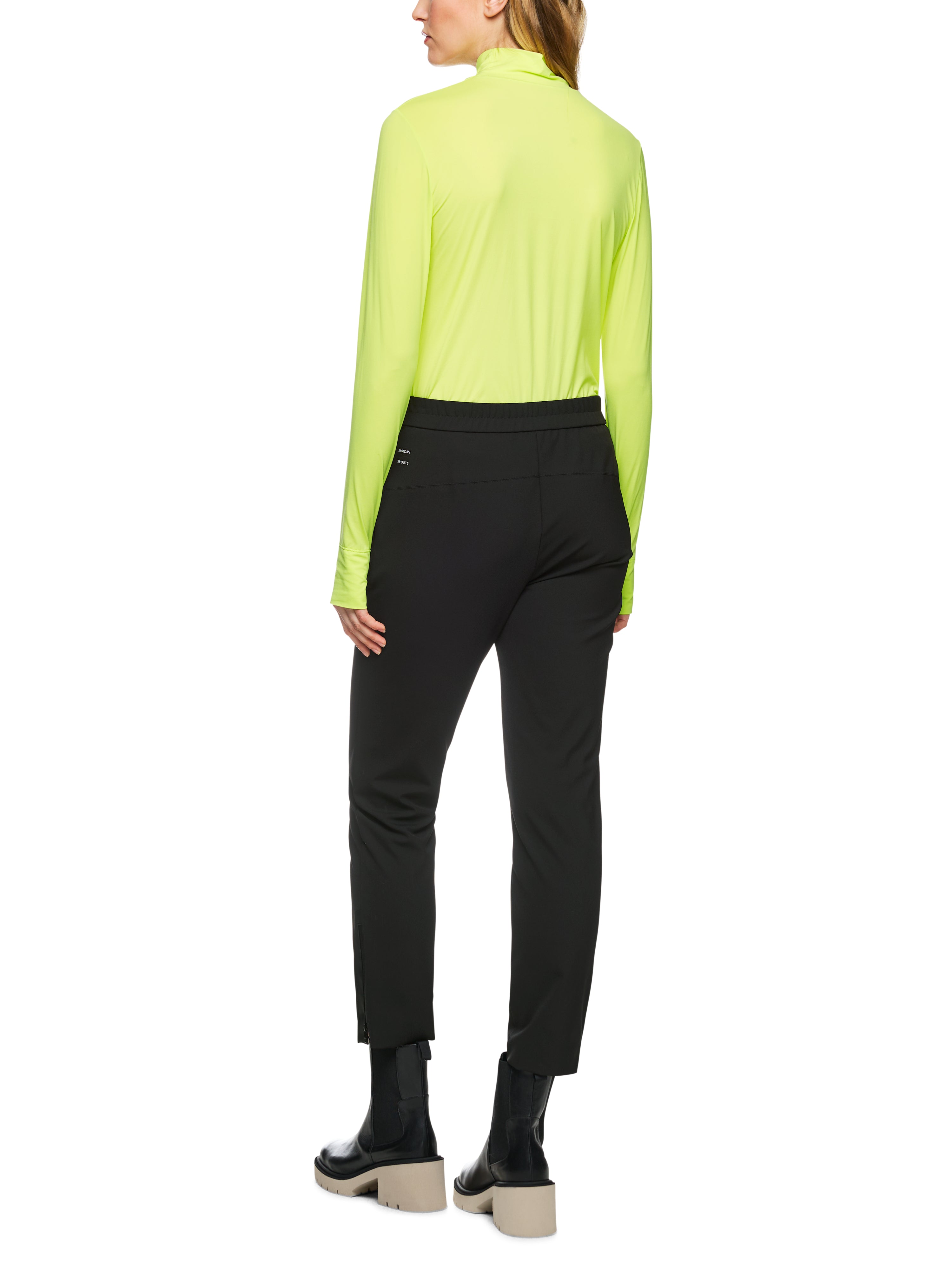 מכנסיים בגזרה גבוהה עם כיסים צדדייםהרכב: 85% פוליאמיד, 15% אלסטןהדוגמנית בגובה 1.79 ולובשת מידה 3 של מארק קיין