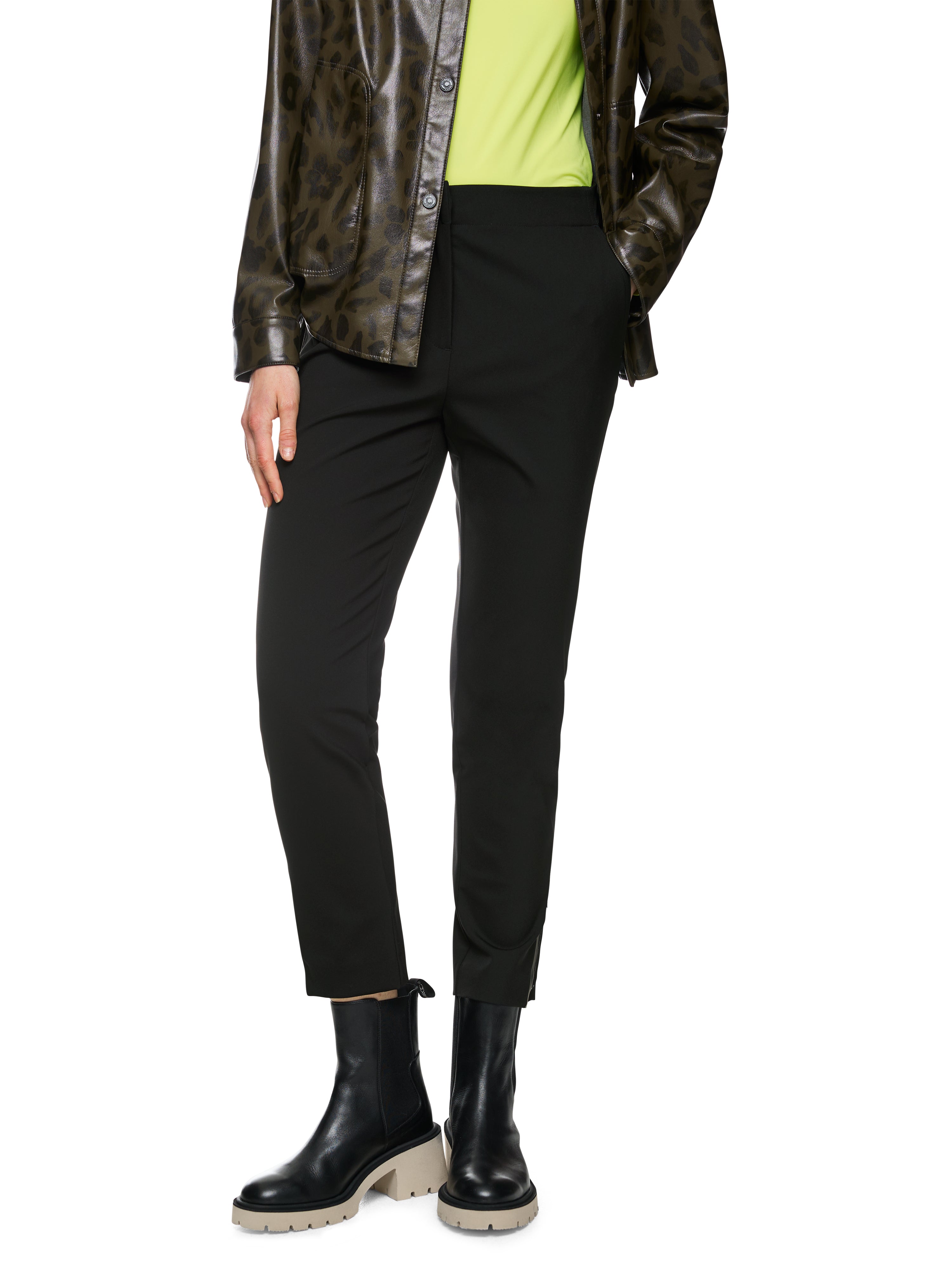 מכנסיים בגזרה גבוהה עם כיסים צדדייםהרכב: 85% פוליאמיד, 15% אלסטןהדוגמנית בגובה 1.79 ולובשת מידה 3 של מארק קיין