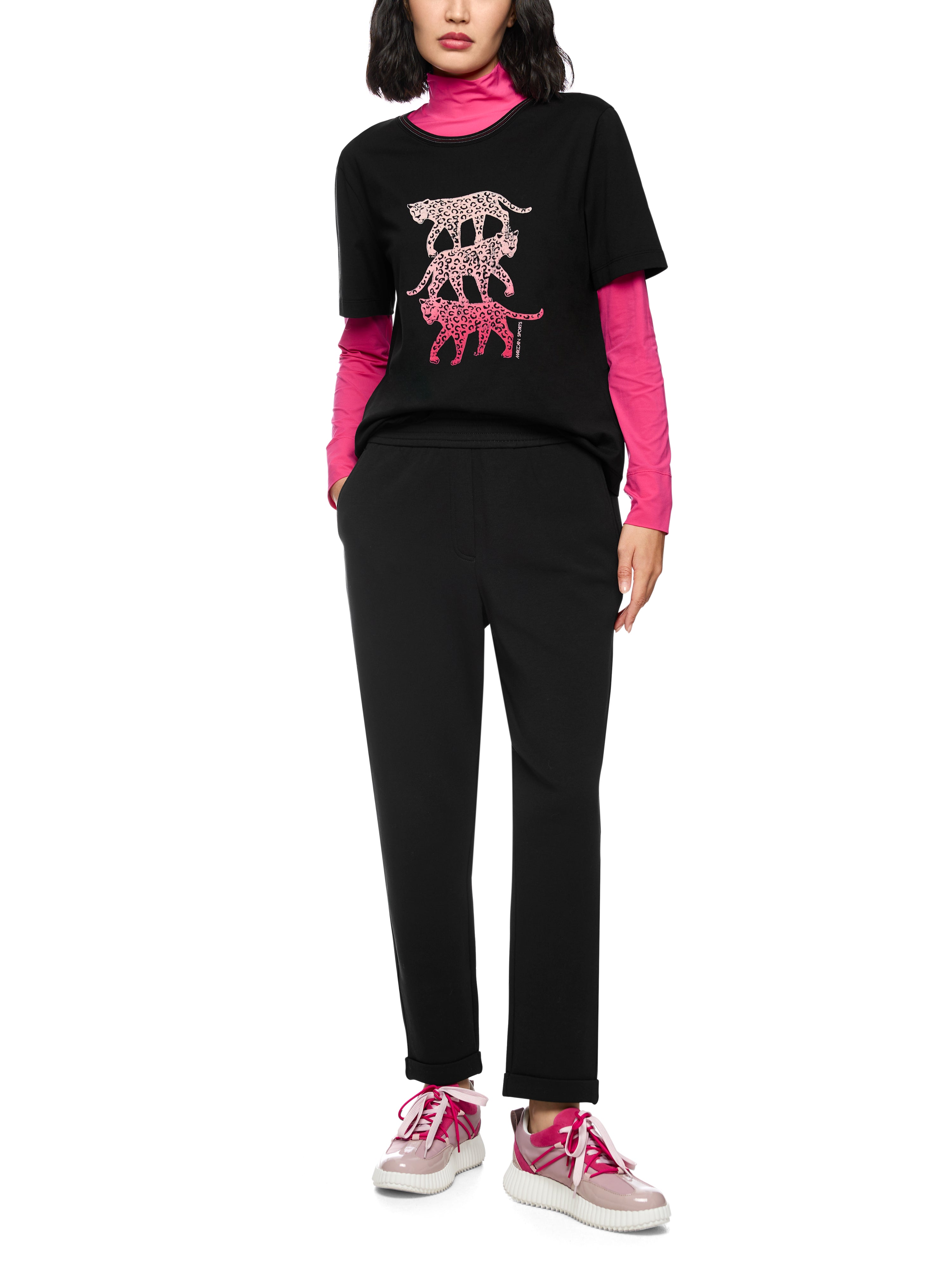 מכנסיים בגזרה צמודה, עם גומי במותניים וכיסים צדדייםהרכב: 88% כותנה, 8% פוליאסטר, 4% אלסטןהדוגמנית בגובה 1.79 ולובשת מידה 3 של מארק קיין