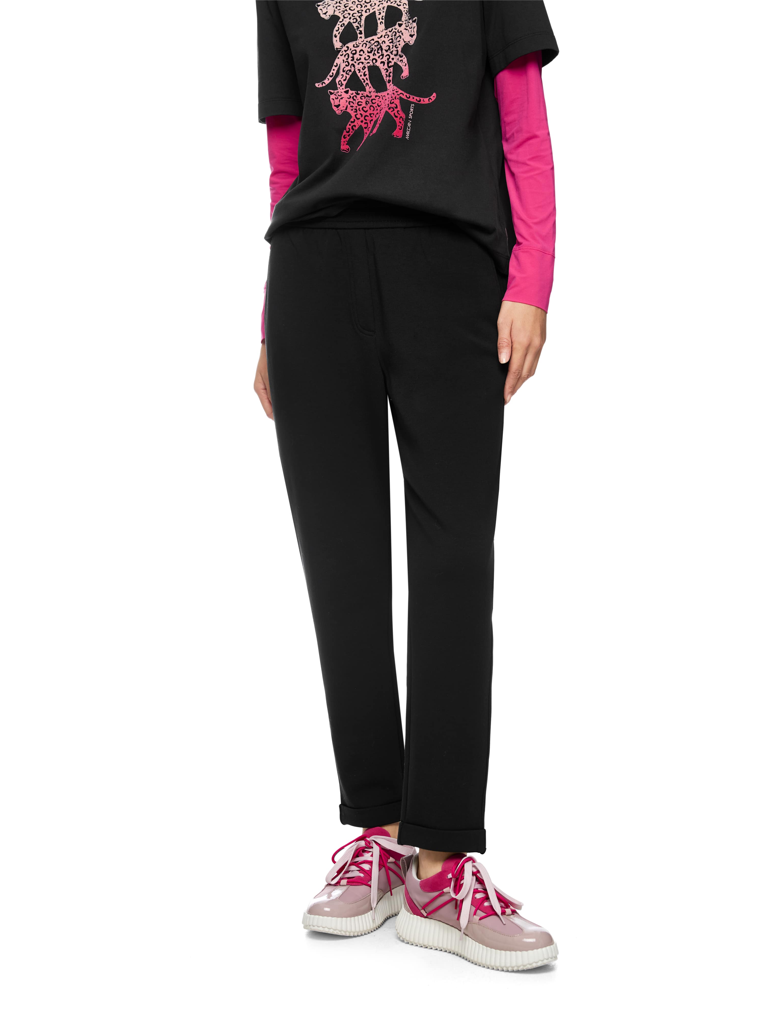 מכנסיים בגזרה צמודה, עם גומי במותניים וכיסים צדדייםהרכב: 88% כותנה, 8% פוליאסטר, 4% אלסטןהדוגמנית בגובה 1.79 ולובשת מידה 3 של מארק קיין