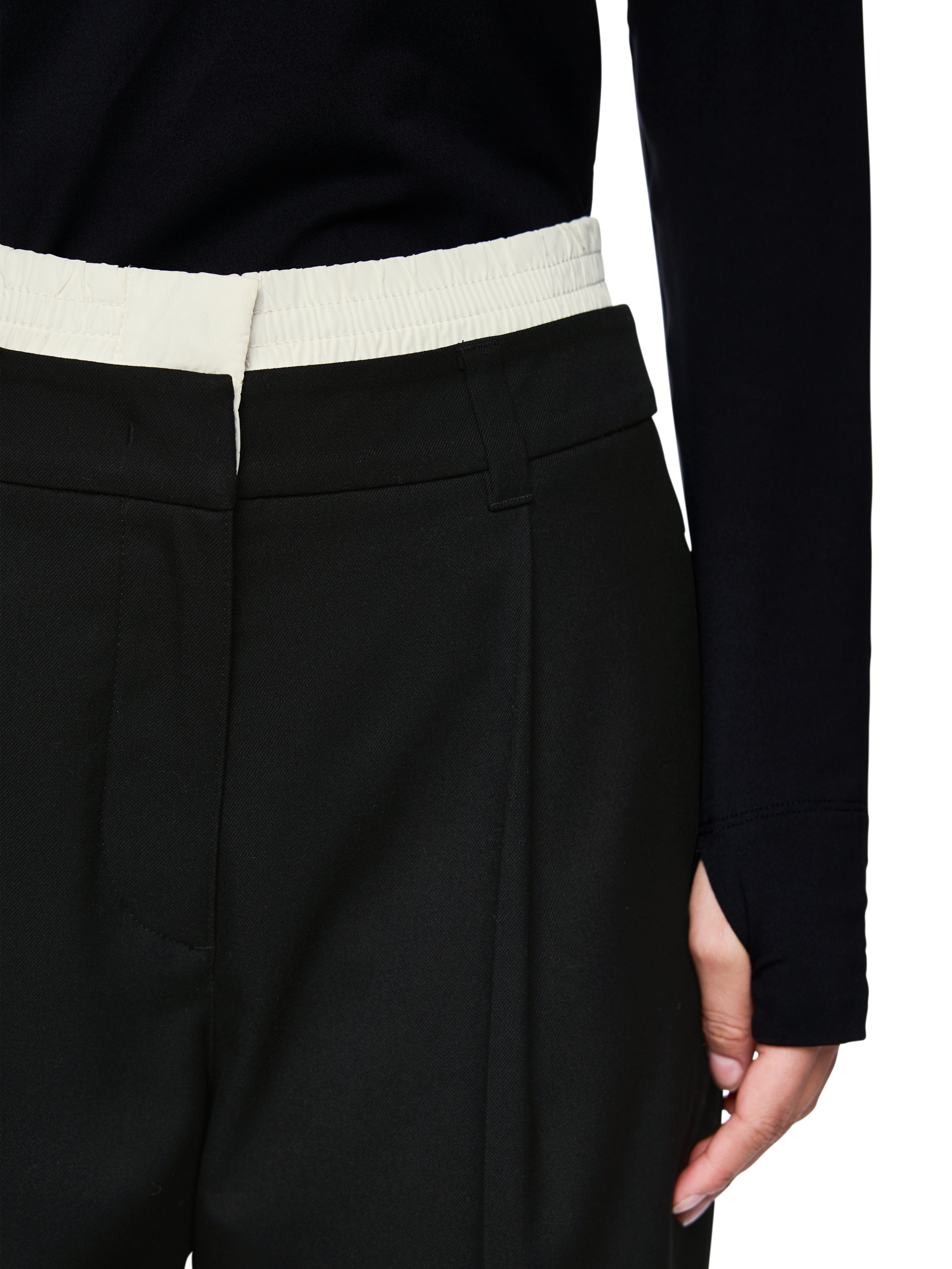 מכנסיים בגזרה מחויטת עם מותן כפול.הרכב: 64% פוליאסטר, 34% ויסקוזה, 2% אלסטןהדוגמנית בגובה 1.79 ולובשת מידה 3 של מארק קיין