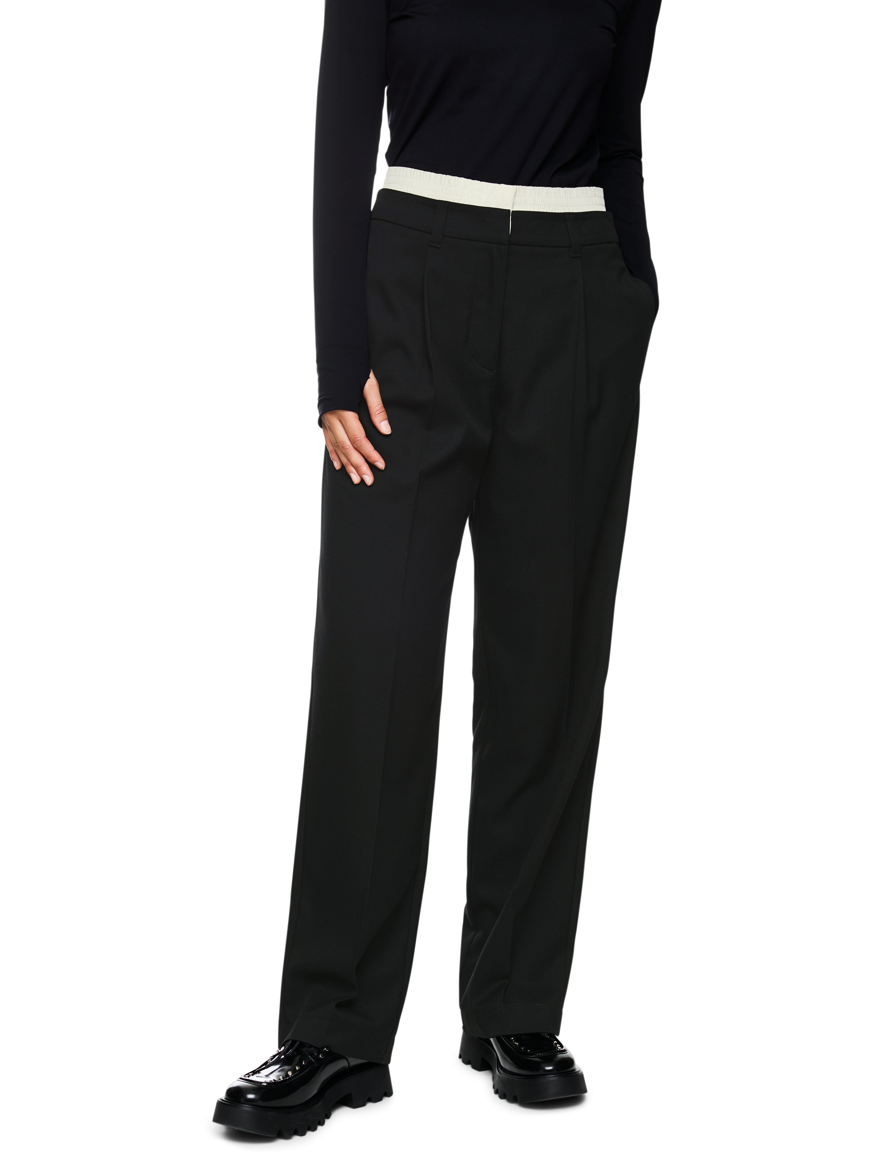 מכנסיים בגזרה מחויטת עם מותן כפול.הרכב: 64% פוליאסטר, 34% ויסקוזה, 2% אלסטןהדוגמנית בגובה 1.79 ולובשת מידה 3 של מארק קיין