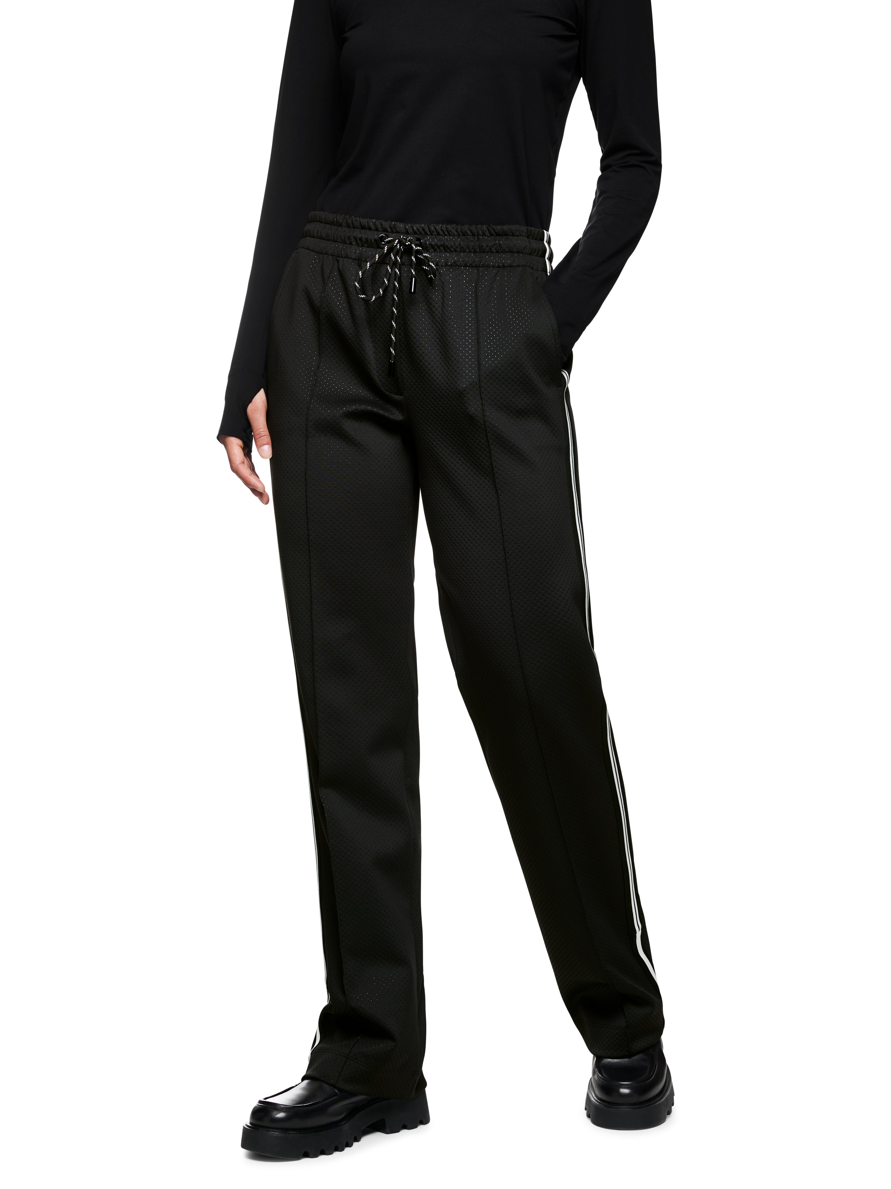 מכנסי ריצה עם גומי במותניים וכיסים צדדייםהרכב: 82% פוליאסטר, 18% אלסטןהדוגמנית בגובה 1.79 ולובשת מידה 3 של מארק קיין