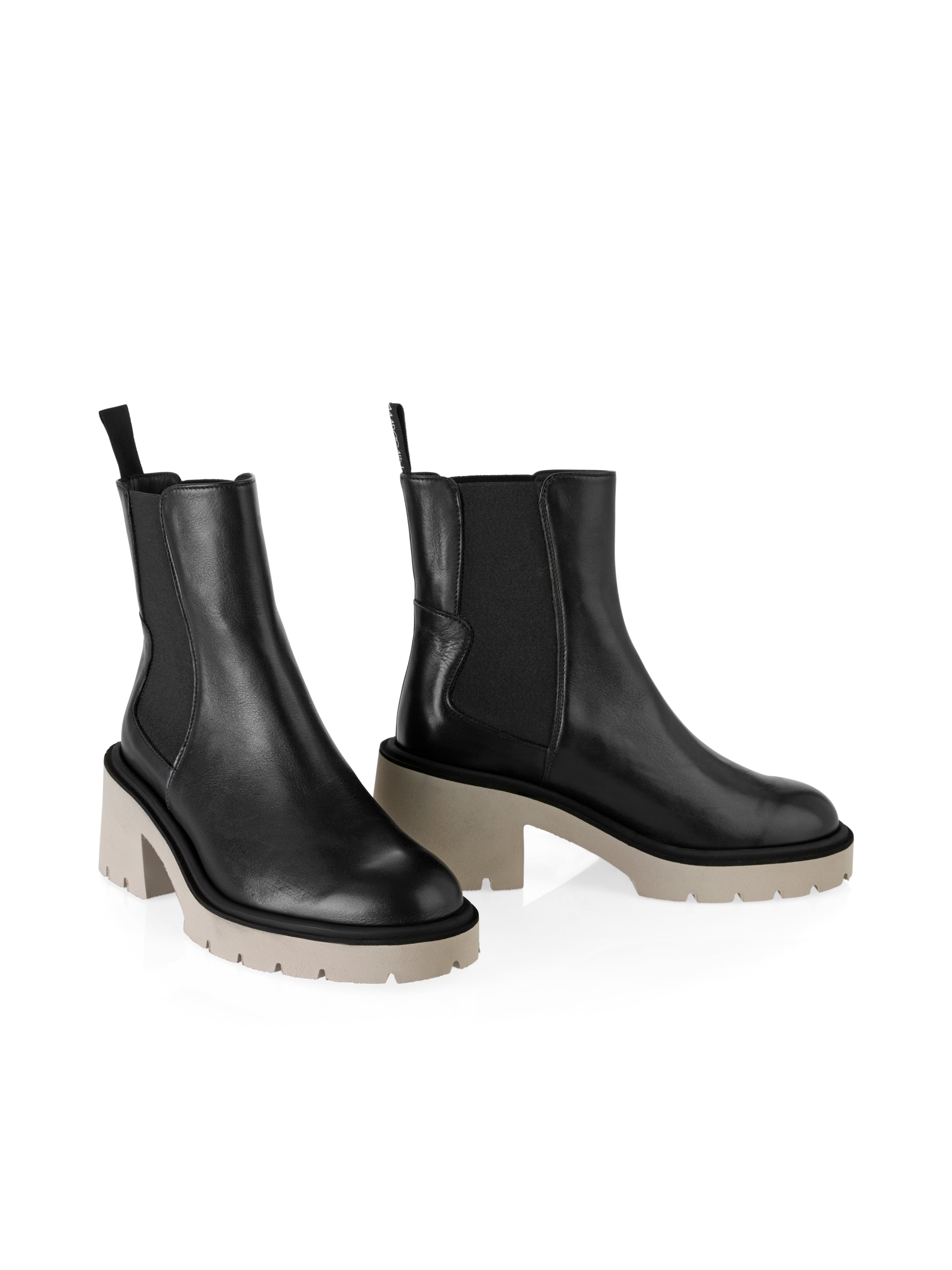 מגפי צ'לסי עשויים עור ובד אלסטי עם לולאה מאחור הרכב: 90% עור, 7% פוליאסטר, 3% גומיגובה העקב: 6.5 ס"מ