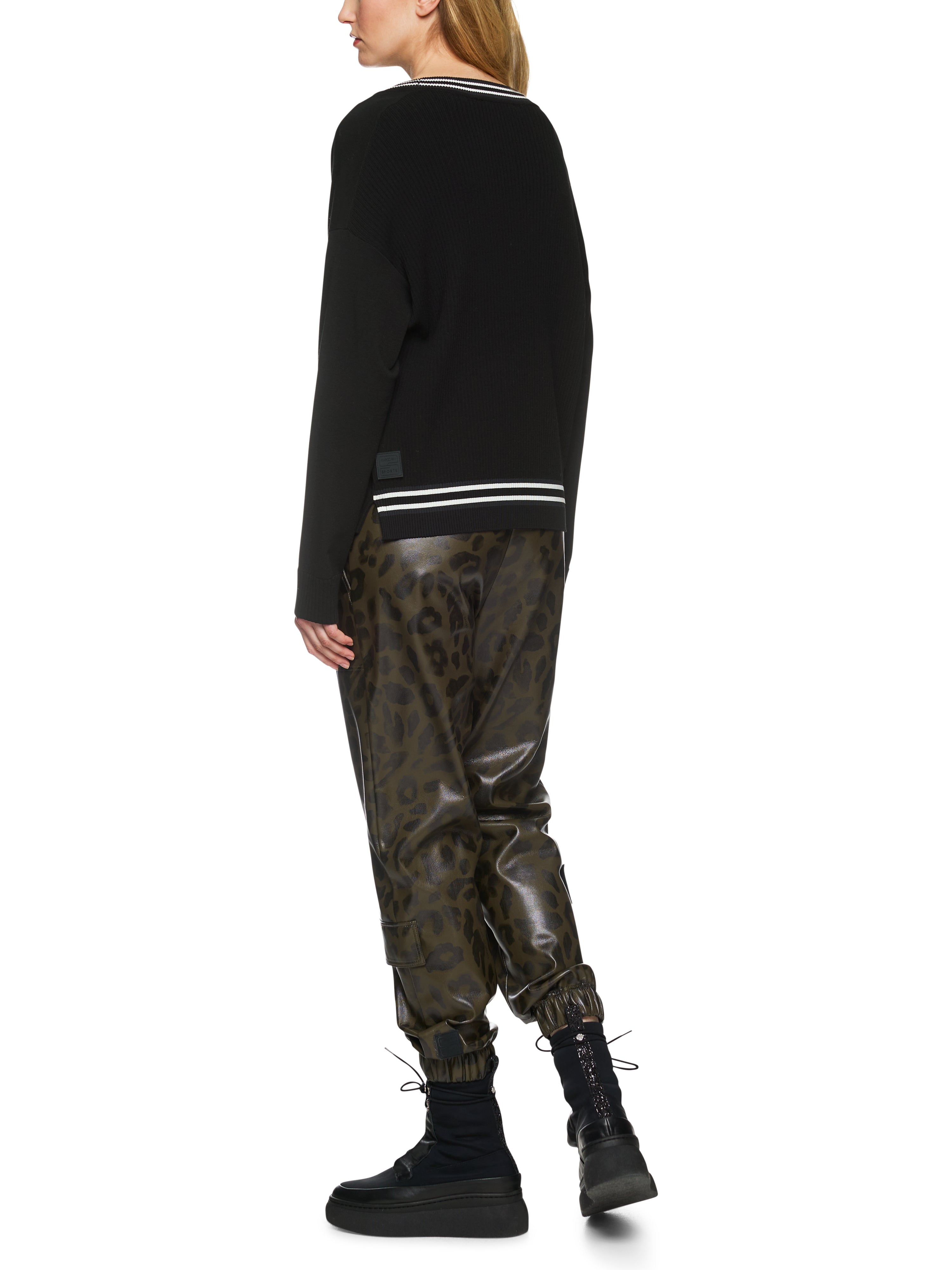 קרדיגן קלאסי בגזרה רחבה עם צווארון V עמוק וסגירת כפתוריםהרכב: 70% ויסקוזה, 30% פוליאסטרהדוגמנית בגובה 1.79 ולובשת מידה 3 של מארק קיין