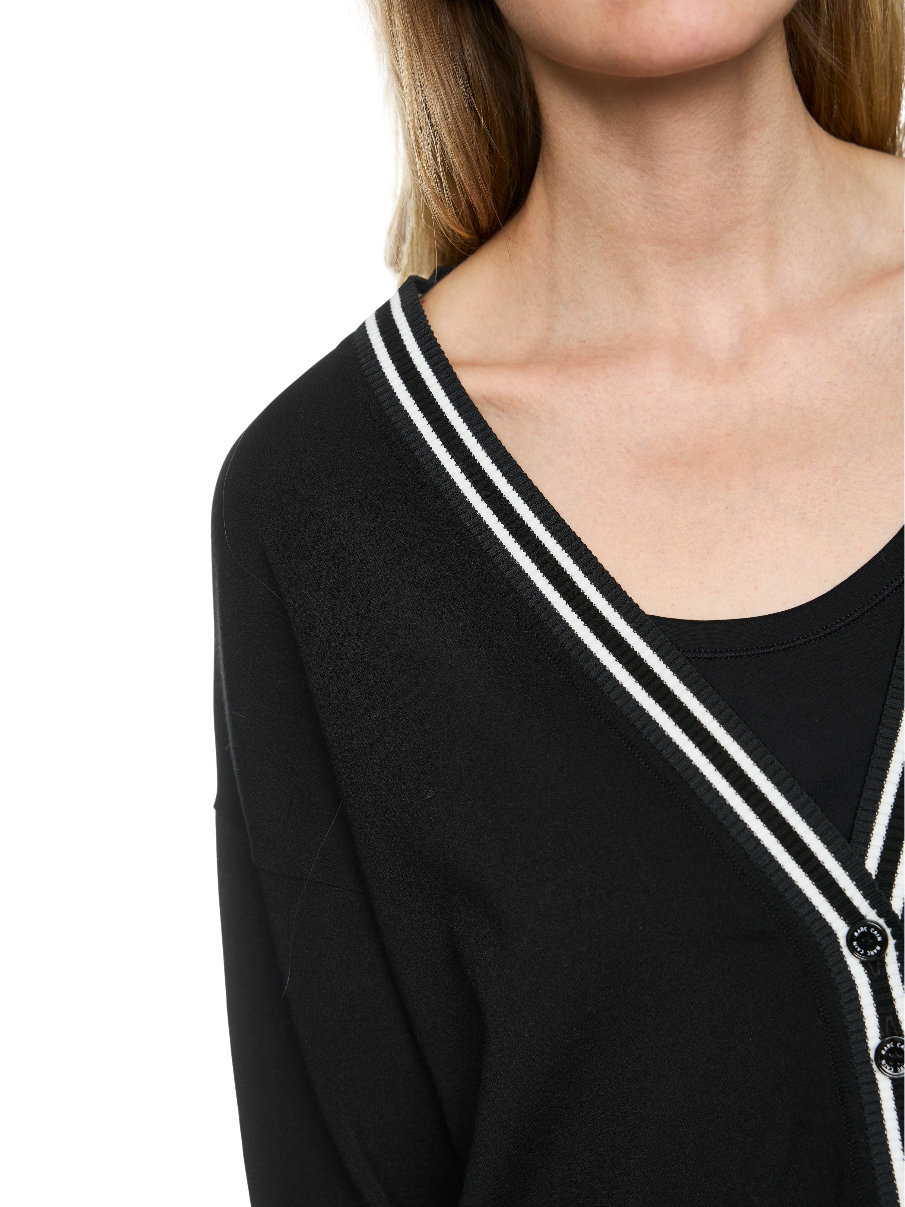 קרדיגן קלאסי בגזרה רחבה עם צווארון V עמוק וסגירת כפתוריםהרכב: 70% ויסקוזה, 30% פוליאסטרהדוגמנית בגובה 1.79 ולובשת מידה 3 של מארק קיין