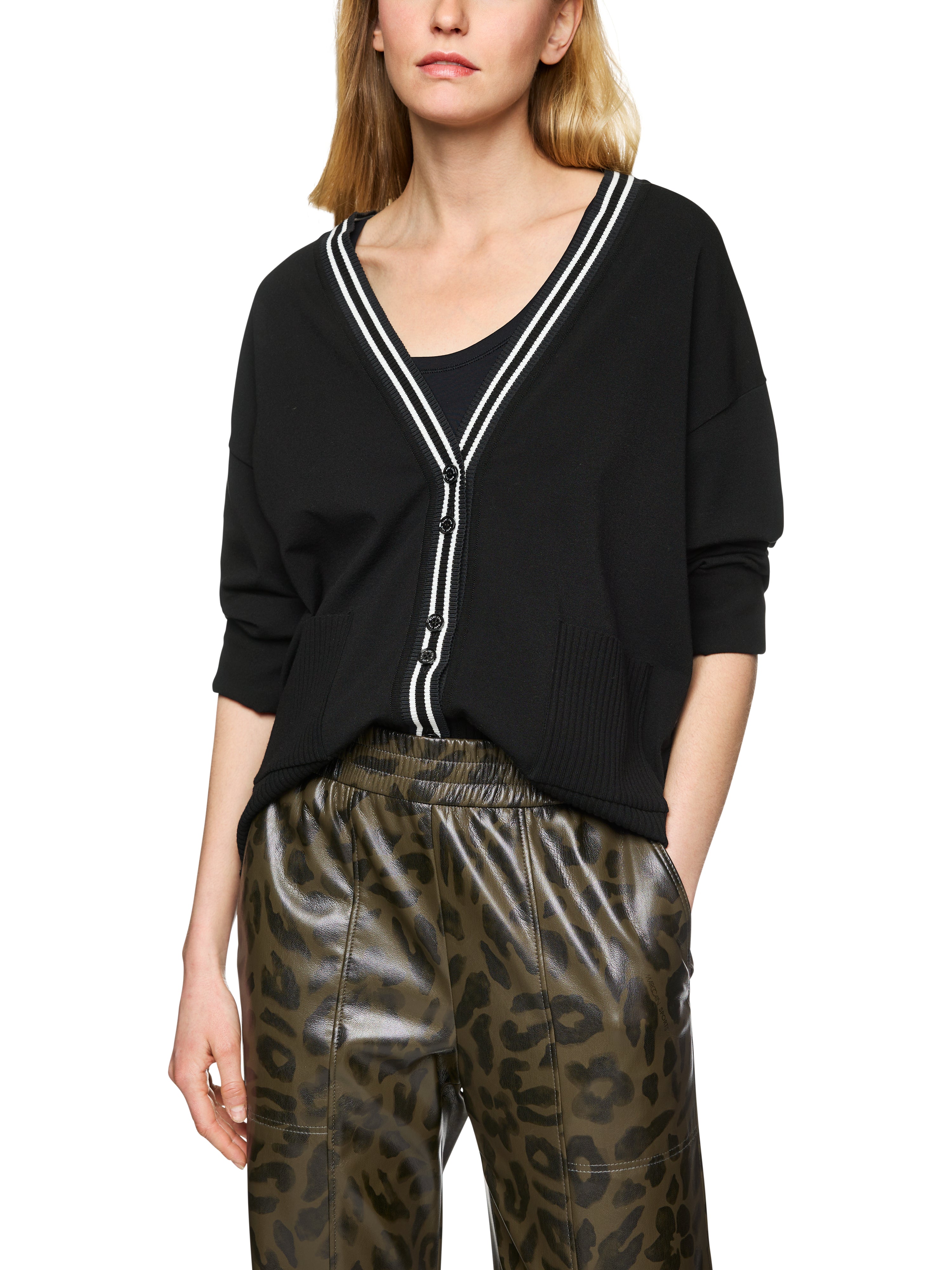 קרדיגן קלאסי בגזרה רחבה עם צווארון V עמוק וסגירת כפתוריםהרכב: 70% ויסקוזה, 30% פוליאסטרהדוגמנית בגובה 1.79 ולובשת מידה 3 של מארק קיין