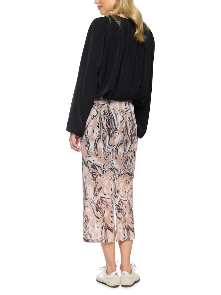חצאית מידי בגזרה ישרה וצמודה לגוף, עשויה בד שקפקף וגמיש, בהדפס אבסטרקטי בגוונים טבעיים, בשילוב חוט לורקס שמעניק נגיעות מנצנצות. החצאית באורך השוק, עם רצועת מותן אלסטית ושרוך קשירה, שסע אחורי, ובטנה פנימית אטומה באורך הברך.הרכב: 92% פוליאמיד, 8% פוליאסטר, בטנה- 73% פוליאמיד, 27% אלסטןהדוגמנית בגובה 1.79 ולובשת מידה 3 של מארק קיין