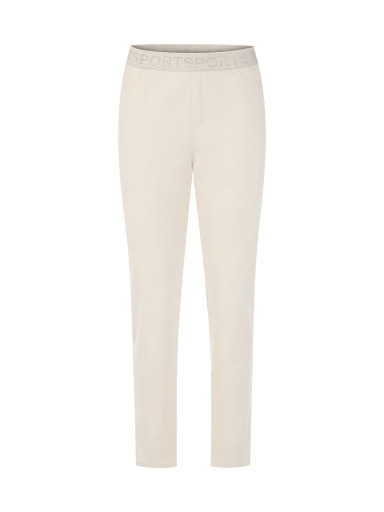 מכנסיים בגזרת slim fit קלאסית וישרה, מעט צמודה לגוף, עשויים בד רך ואלסטי בשילוב כותנה אורגנית, לנוחות מקסימלית. עם רצועת גומי במותן בהדפס לוגו "SPORT" מנצנץ, כיסים קדמיים וכיסים אחוריים.הרכב: 50% כותנה אורגנית, 47% פוליאסטר ממוחזר, 3% אלסטןהדוגמנית בגובה 1.79 ולובשת מידה 3 של מארק קיין