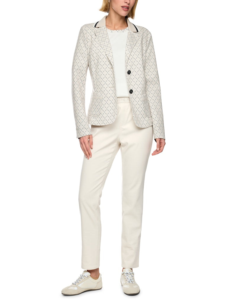 מכנסיים בגזרת slim fit קלאסית וישרה, מעט צמודה לגוף, עשויים בד רך ואלסטי בשילוב כותנה אורגנית, לנוחות מקסימלית. עם רצועת גומי במותן בהדפס לוגו "SPORT" מנצנץ, כיסים קדמיים וכיסים אחוריים.הרכב: 50% כותנה אורגנית, 47% פוליאסטר ממוחזר, 3% אלסטןהדוגמנית בגובה 1.79 ולובשת מידה 3 של מארק קיין
