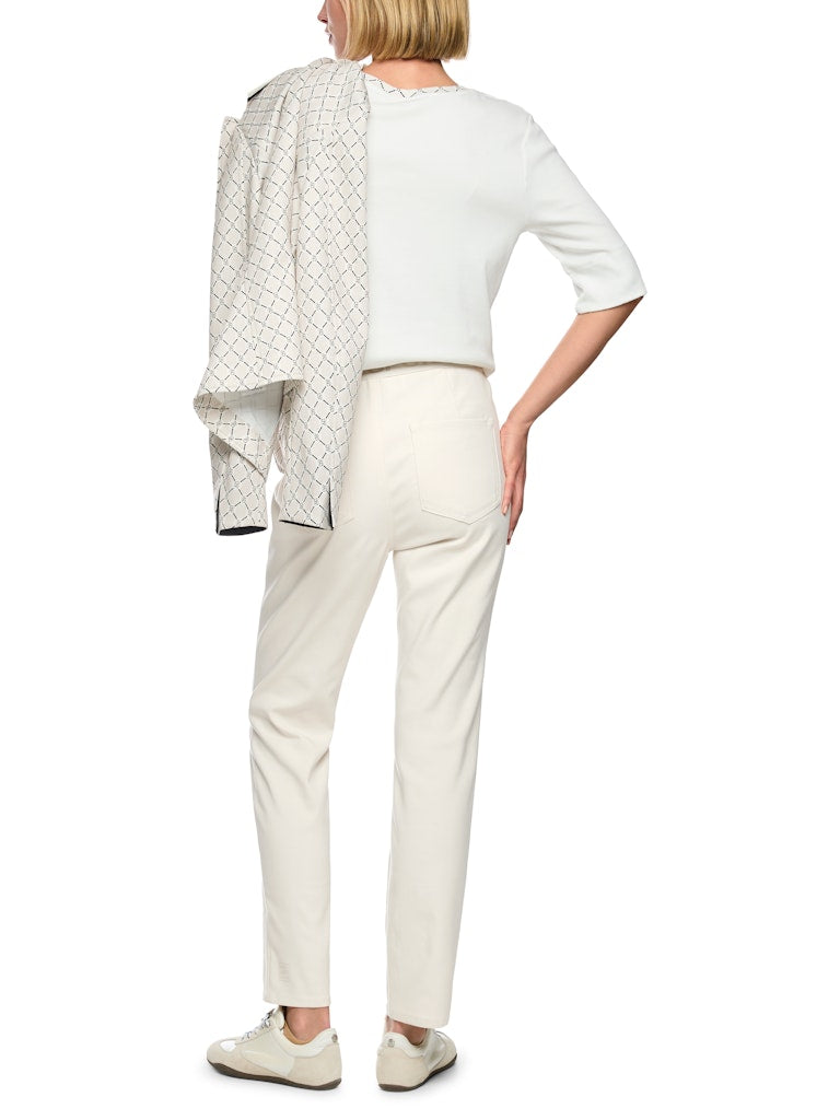 מכנסיים בגזרת slim fit קלאסית וישרה, מעט צמודה לגוף, עשויים בד רך ואלסטי בשילוב כותנה אורגנית, לנוחות מקסימלית. עם רצועת גומי במותן בהדפס לוגו "SPORT" מנצנץ, כיסים קדמיים וכיסים אחוריים.הרכב: 50% כותנה אורגנית, 47% פוליאסטר ממוחזר, 3% אלסטןהדוגמנית בגובה 1.79 ולובשת מידה 3 של מארק קיין