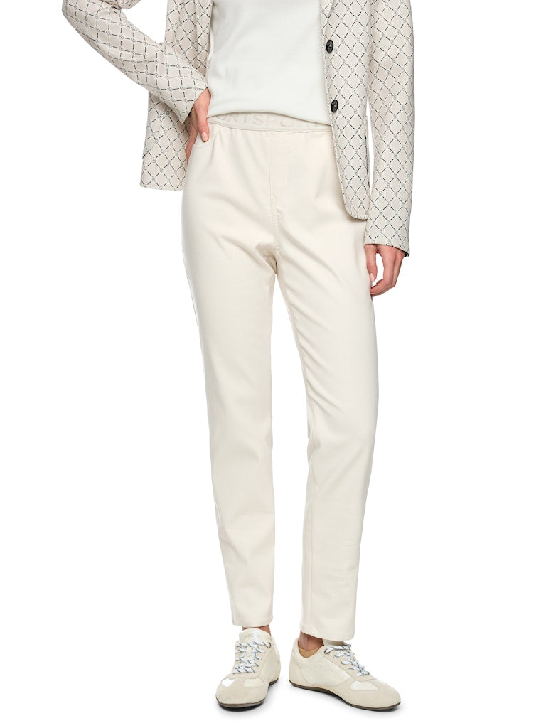 מכנסיים בגזרת slim fit קלאסית וישרה, מעט צמודה לגוף, עשויים בד רך ואלסטי בשילוב כותנה אורגנית, לנוחות מקסימלית. עם רצועת גומי במותן בהדפס לוגו "SPORT" מנצנץ, כיסים קדמיים וכיסים אחוריים.הרכב: 50% כותנה אורגנית, 47% פוליאסטר ממוחזר, 3% אלסטןהדוגמנית בגובה 1.79 ולובשת מידה 3 של מארק קיין