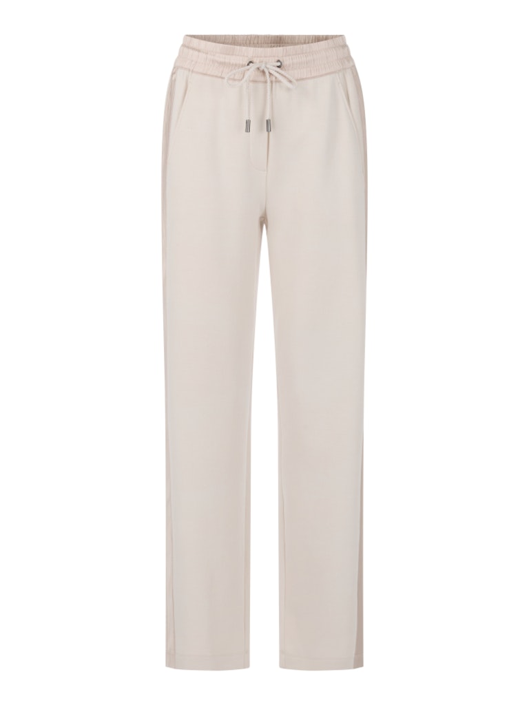 מכנסיים בעיצוב ספורטיבי, בגזרה רחבה ונוחה, עשויים בד כותנה רך וגמיש. רצועת מותן אלסטית מסאטן עם שרוך קשירה, ודיטייל של פס סאטן לאורך הרגל, מוסיפים גימור אלגנטי. עם שני כיסי צד.הרכב: 88% כותנה, 8% פוליאסטר, 4% אלסטןהדוגמנית בגובה 1.79 ולובשת מידה 3 של מארק קיין
