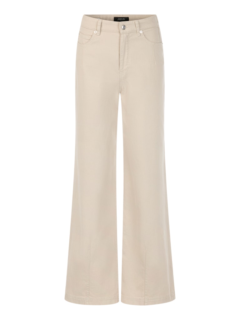 מכנסי ג'ינס בגזרת Wide Leg מתרחבת מאזור קו המותן ועד למכפלת, עם מותן גבוהה ורגל ארוכה.המכנסיים עשויים בד דנים רך ואלסטי, לנוחות מקסימלית. עיצוב 5 כיסים קלאסי, לולאות לחגורה, וסגירה באמצעות רוכסן וכפתור.הרכב: 98% כותנה, 2% אלסטןהדוגמנית בגובה 1.79 ולובשת מידה 3 של מארק קיין