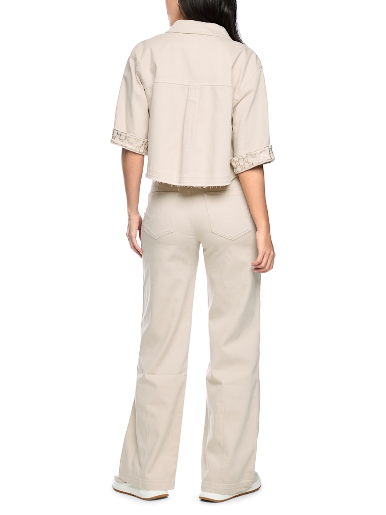 מכנסי ג'ינס בגזרת Wide Leg מתרחבת מאזור קו המותן ועד למכפלת, עם מותן גבוהה ורגל ארוכה.המכנסיים עשויים בד דנים רך ואלסטי, לנוחות מקסימלית. עיצוב 5 כיסים קלאסי, לולאות לחגורה, וסגירה באמצעות רוכסן וכפתור.הרכב: 98% כותנה, 2% אלסטןהדוגמנית בגובה 1.79 ולובשת מידה 3 של מארק קיין