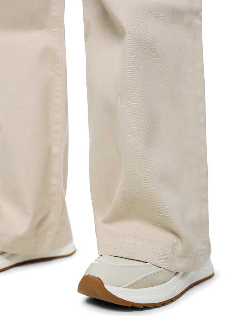 מכנסי ג'ינס בגזרת Wide Leg מתרחבת מאזור קו המותן ועד למכפלת, עם מותן גבוהה ורגל ארוכה.המכנסיים עשויים בד דנים רך ואלסטי, לנוחות מקסימלית. עיצוב 5 כיסים קלאסי, לולאות לחגורה, וסגירה באמצעות רוכסן וכפתור.הרכב: 98% כותנה, 2% אלסטןהדוגמנית בגובה 1.79 ולובשת מידה 3 של מארק קיין