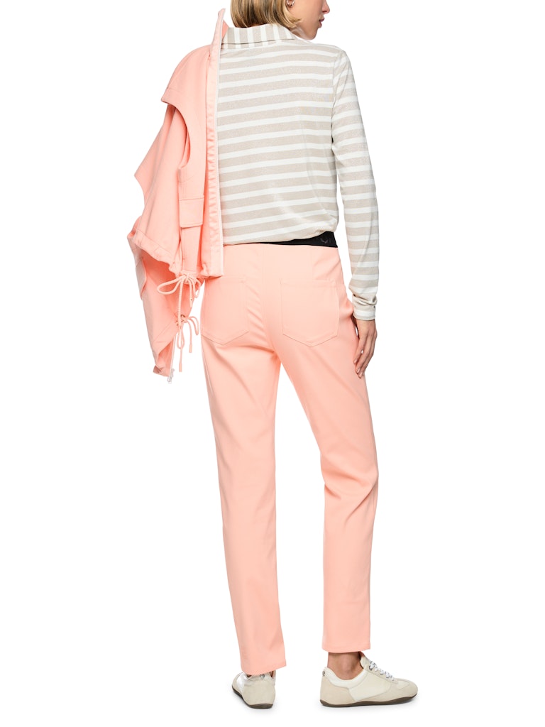 מכנסיים בגזרת slim fit קלאסית וישרה, מעט צמודה לגוף, עשויים בד רך ואלסטי בשילוב כותנה אורגנית, לנוחות מקסימלית. עם רצועת גומי במותן בהדפס לוגו "SPORT" מנצנץ, כיסים קדמיים וכיסים אחוריים.הרכב: 50% כותנה אורגנית, 47% פוליאסטר ממוחזר, 3% אלסטןהדוגמנית בגובה 1.79 ולובשת מידה 3 של מארק קיין