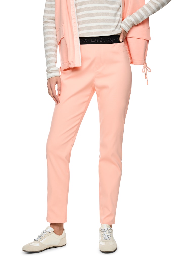 מכנסיים בגזרת slim fit קלאסית וישרה, מעט צמודה לגוף, עשויים בד רך ואלסטי בשילוב כותנה אורגנית, לנוחות מקסימלית. עם רצועת גומי במותן בהדפס לוגו "SPORT" מנצנץ, כיסים קדמיים וכיסים אחוריים.הרכב: 50% כותנה אורגנית, 47% פוליאסטר ממוחזר, 3% אלסטןהדוגמנית בגובה 1.79 ולובשת מידה 3 של מארק קיין
