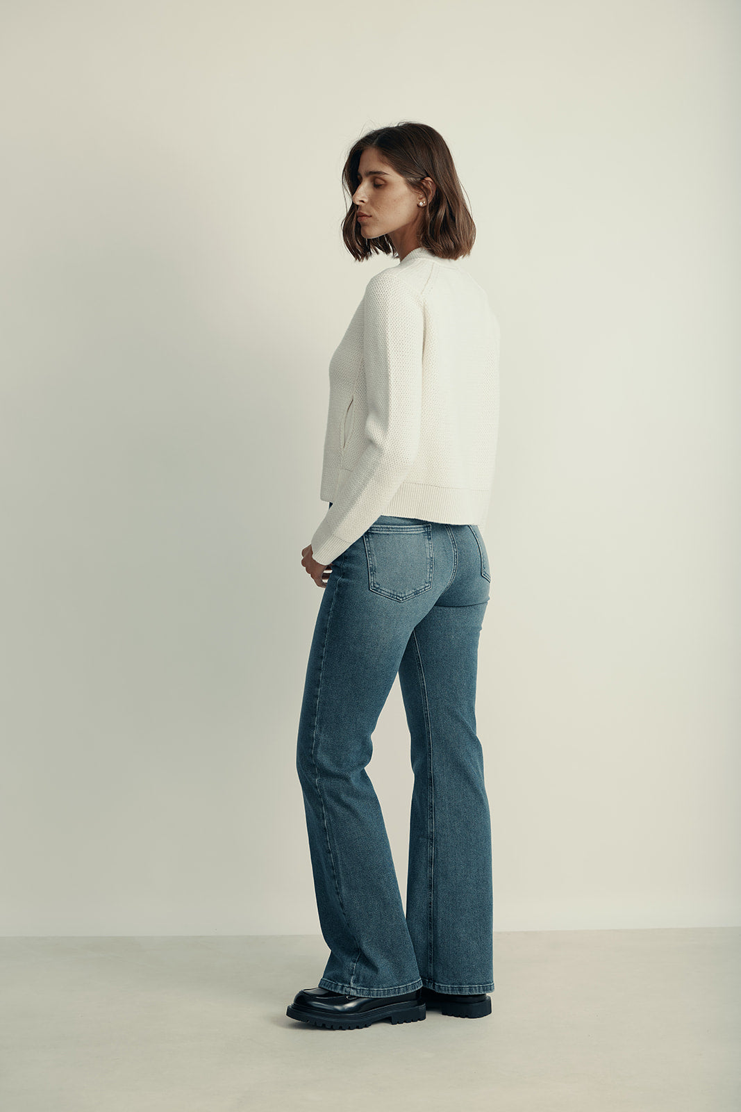 מכנסי ג'ינס מקולקציית MOSCHINO Jeans עם סיומת מתרחבת ועיטור פאטץ' בכיס הקידמיהרכב: 98% כותנה, 2% אלסטןהדוגמנית בגובה 1.80 ולובשת מידה 27