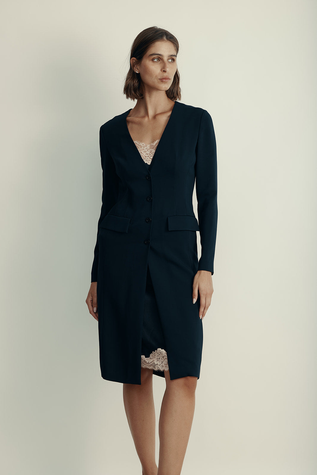 שמלה מכופתרת בשילוב קומבינזון הרכב: 96% ויסקוזה, 4% אלסטןהדוגמנית בגובה 1.80 ולובשת מידה 42 איטלקית