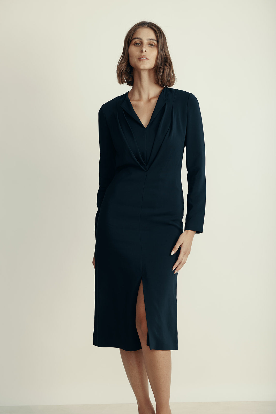 שמלת ערב באורך מידי עם שסע קדמיהרכב: 96% ויסקוזה, 4% אלסטןהדוגמנית בגובה 1.80 ולובשת מידה 42 איטלקית