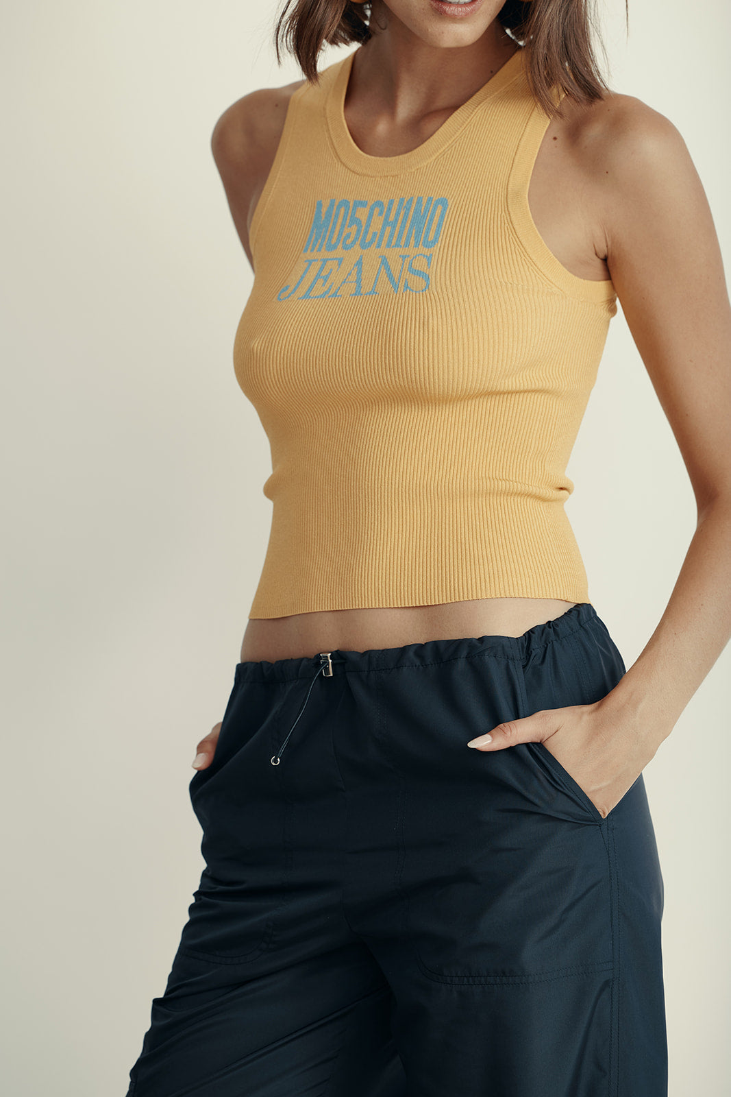 גופיית ריב מקולקציית MOSCHINO Jeans עם הדפס מונוגרםהרכב: 83% ויסקוזה, 17% פוליאסטרהדוגמנית בגובה 1.80 ולובשת מידה S