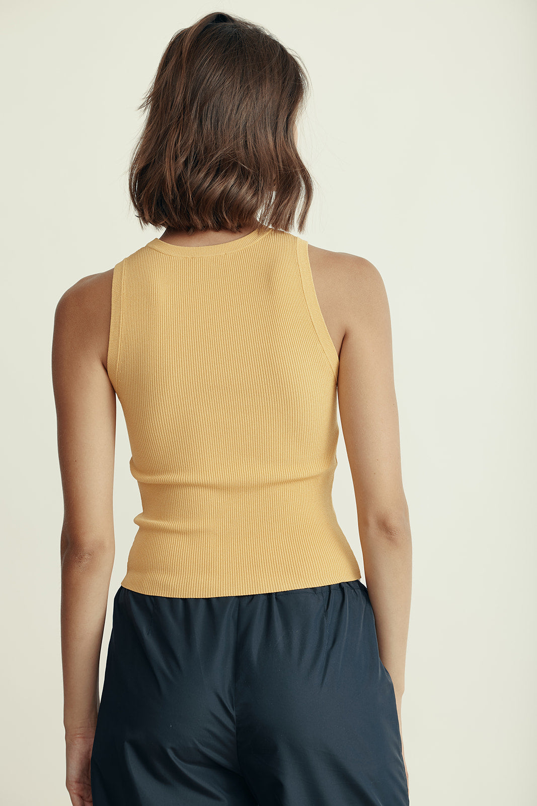 גופיית ריב מקולקציית MOSCHINO Jeans עם הדפס מונוגרםהרכב: 83% ויסקוזה, 17% פוליאסטרהדוגמנית בגובה 1.80 ולובשת מידה S