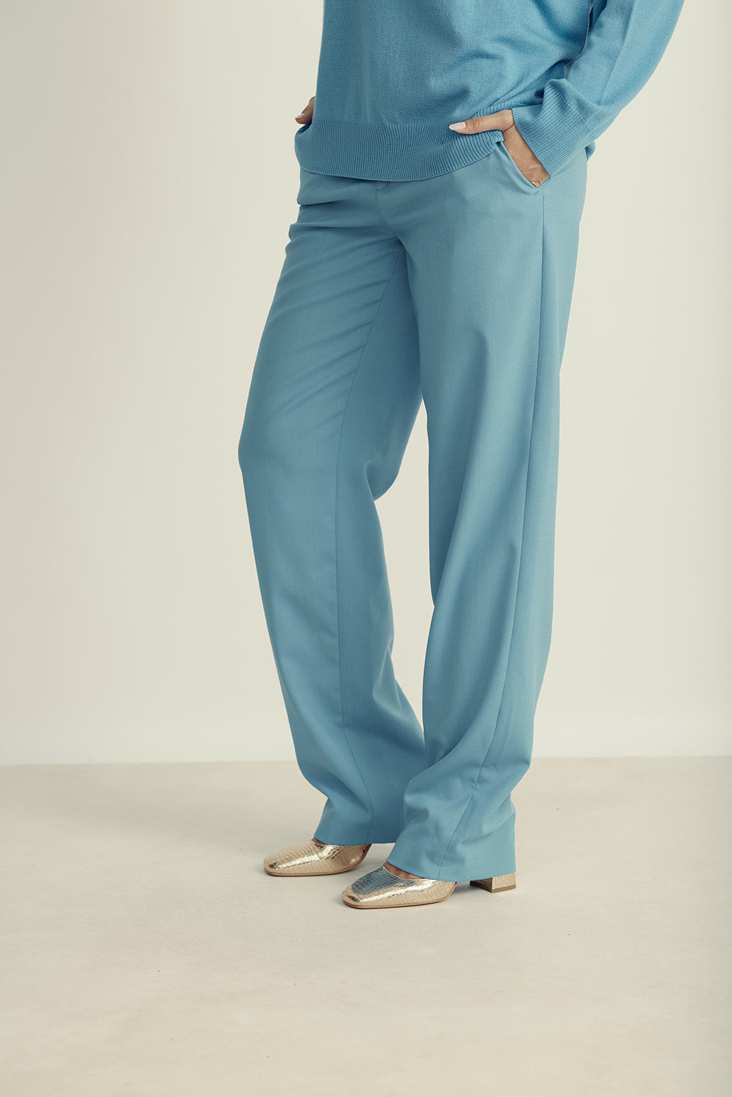 מכנסיים מחוייטים מקולקציית MOSCHINO Jeansהרכב: 54% פוליאמיד, 44% צמר, 2% אלסטןהדוגמנית בגובה 1.80 ולובשת מידה 42 איטלקית