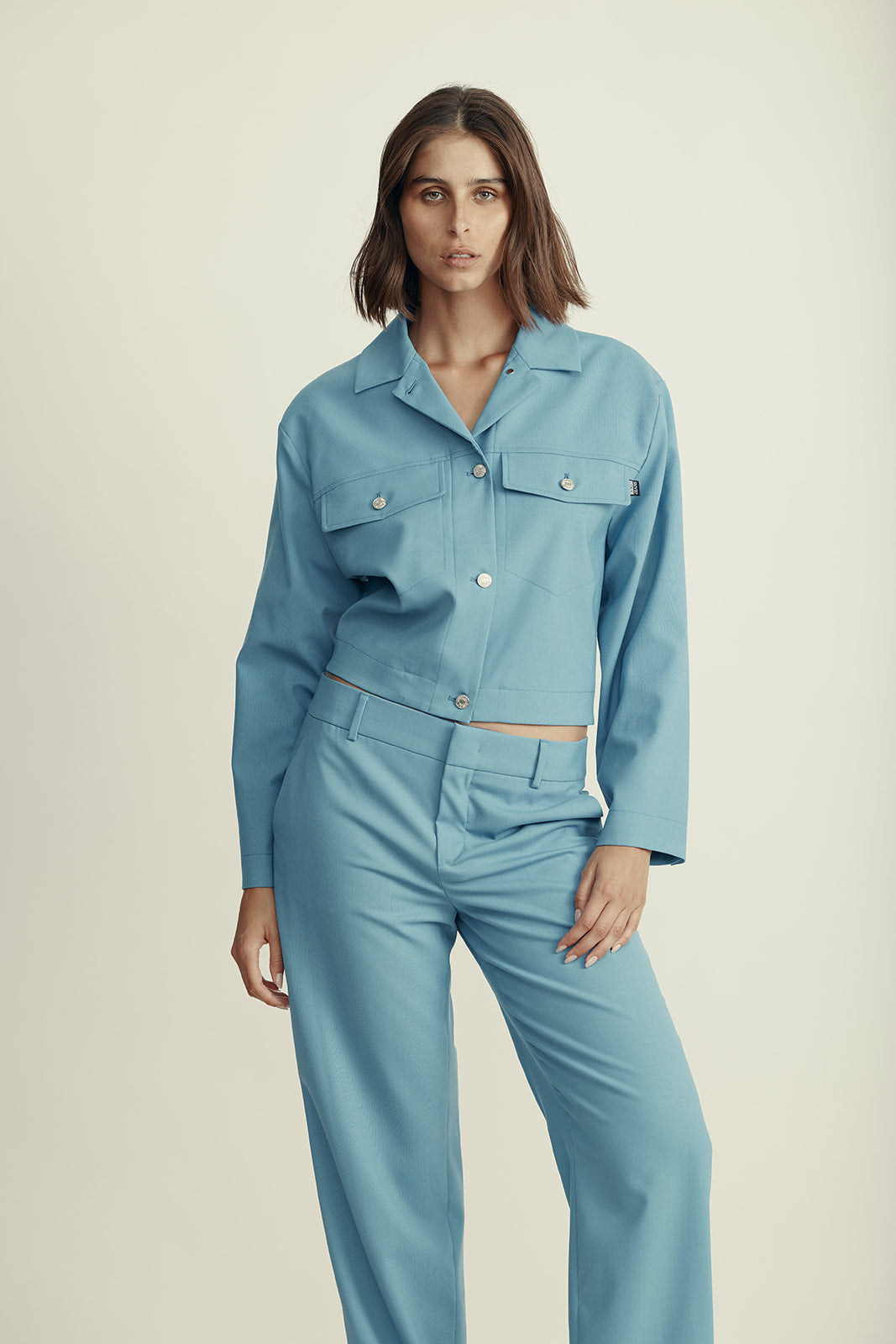 ז'קט בגזרת קרופ מקולקציית MOSCHINO Jeansהרכב: 54% פוליאמיד, 44% צמר, 2% אלסטןהדוגמנית בגובה 1.80 ולובשת מידה 42 איטלקית