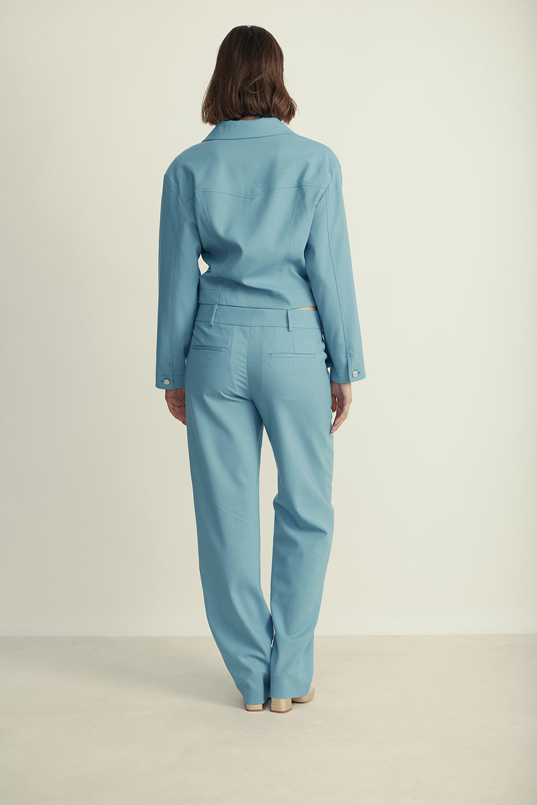 ז'קט בגזרת קרופ מקולקציית MOSCHINO Jeansהרכב: 54% פוליאמיד, 44% צמר, 2% אלסטןהדוגמנית בגובה 1.80 ולובשת מידה 42 איטלקית