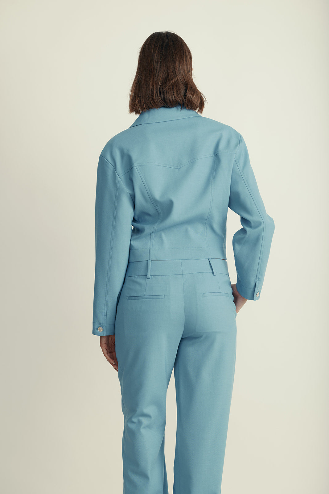 מכנסיים מחוייטים מקולקציית MOSCHINO Jeansהרכב: 54% פוליאמיד, 44% צמר, 2% אלסטןהדוגמנית בגובה 1.80 ולובשת מידה 42 איטלקית