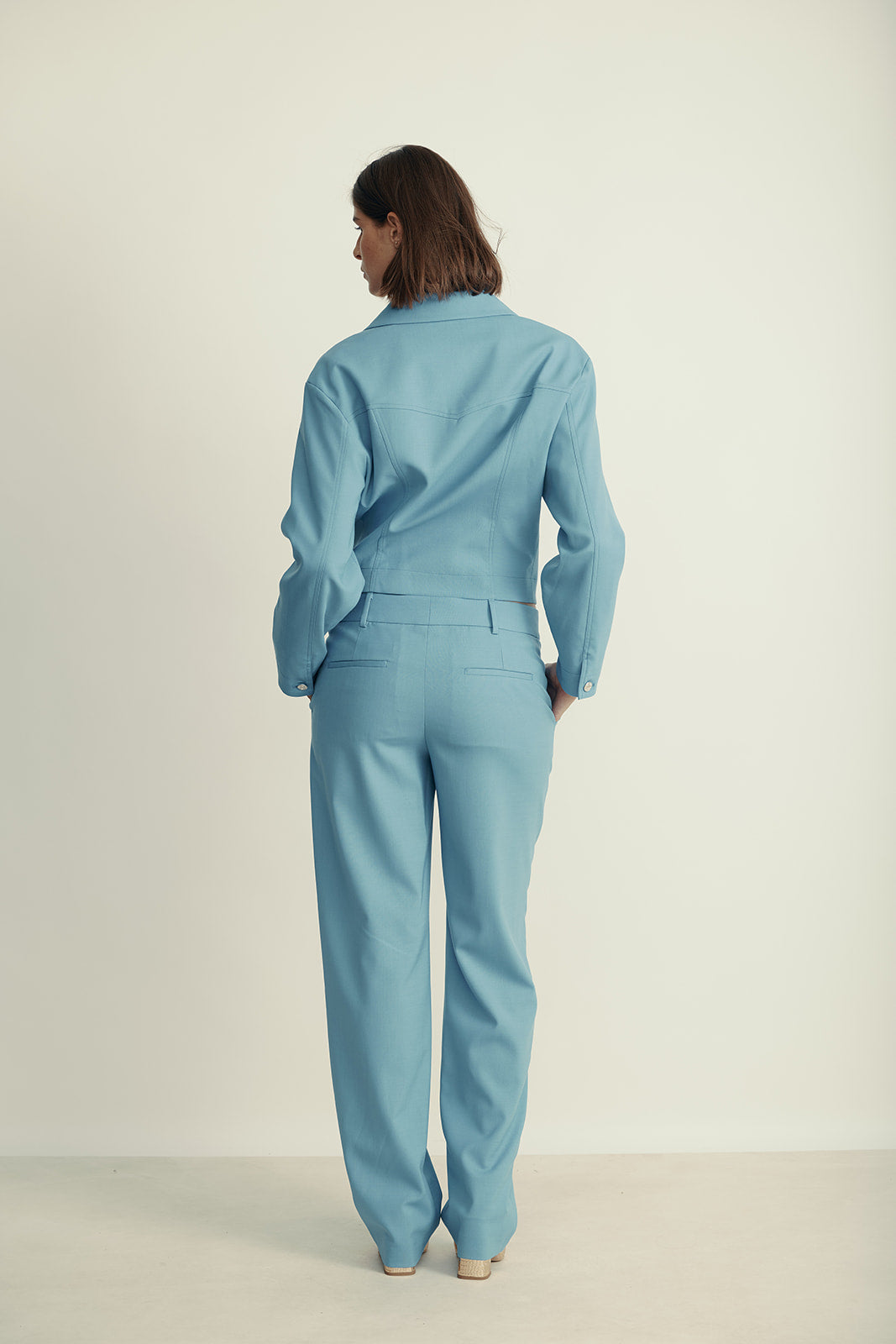 מכנסיים מחוייטים מקולקציית MOSCHINO Jeansהרכב: 54% פוליאמיד, 44% צמר, 2% אלסטןהדוגמנית בגובה 1.80 ולובשת מידה 42 איטלקית