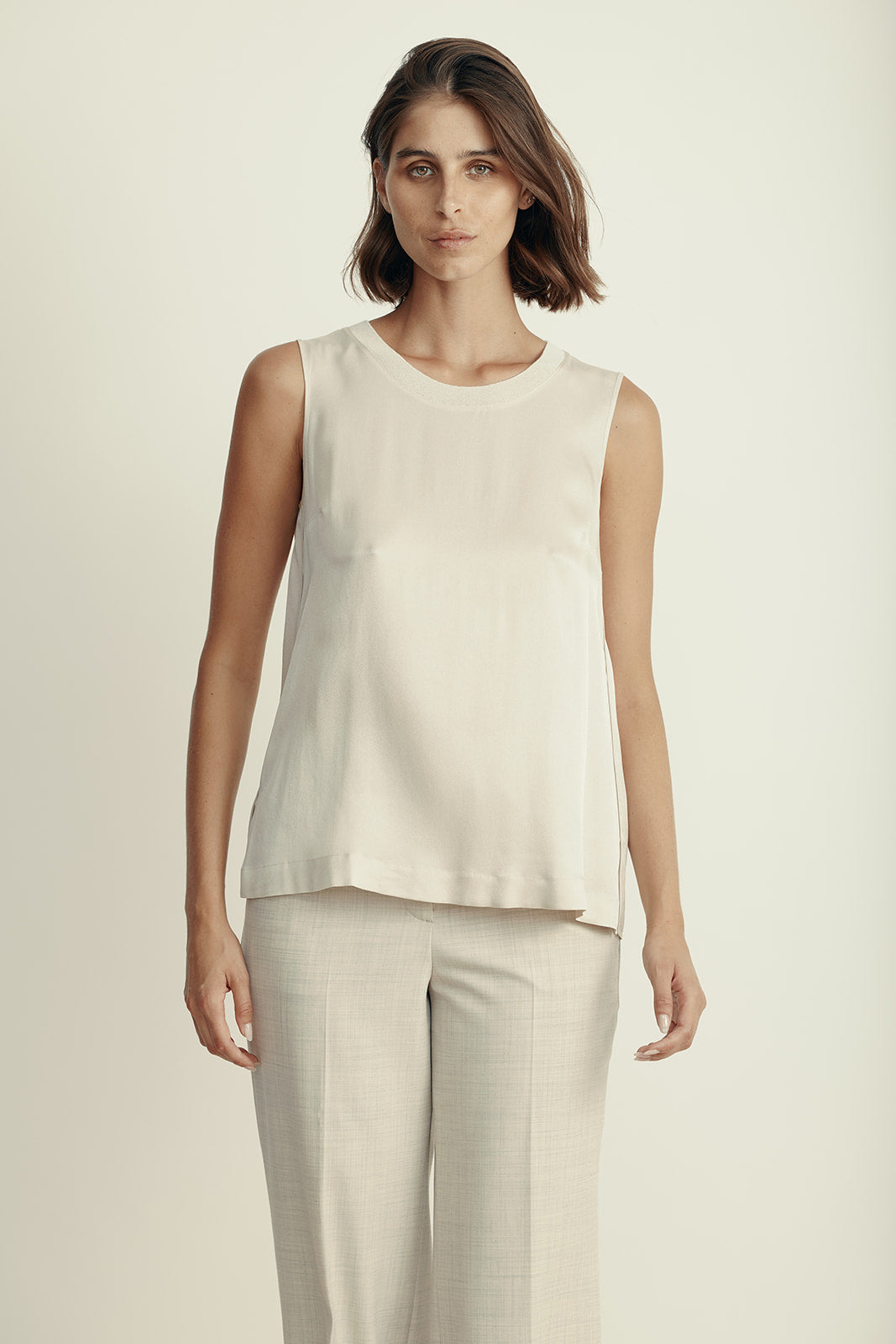 גופיית משי אלגנטית בגזרה רפויה הרכב: 70% אצטט, 30% משיהדוגמנית בגובה 1.80 ולובשת מידה 42 איטלקית