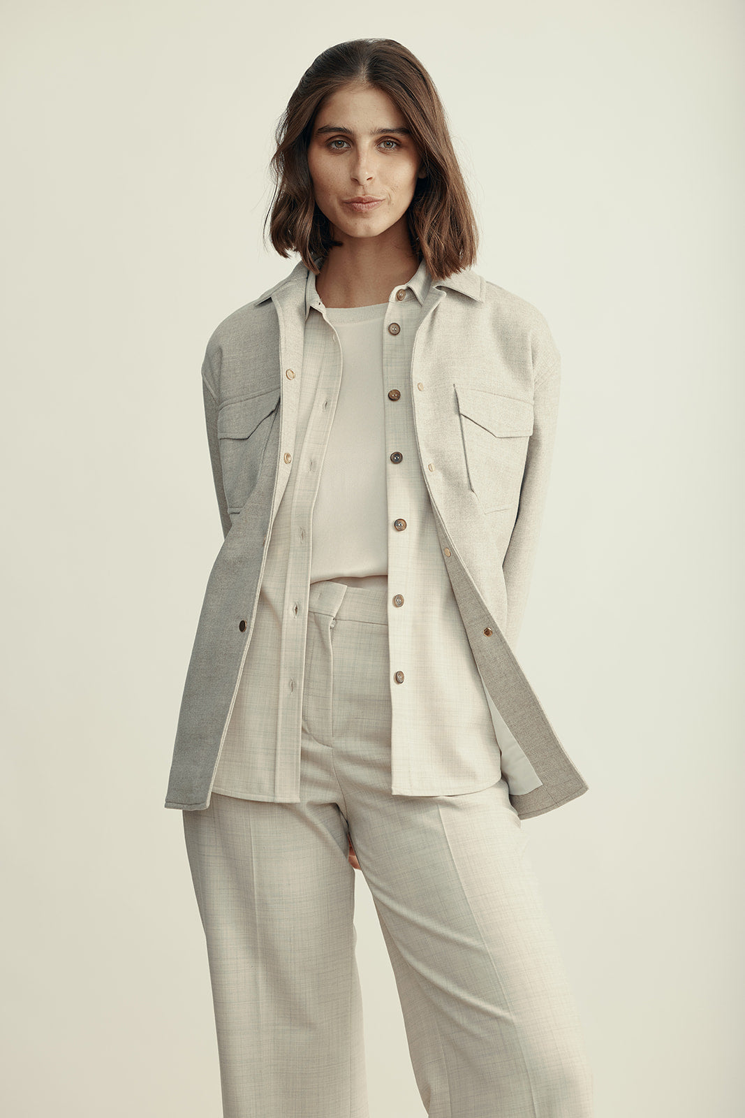 ז'קט מבד כפול במראה מחוייט עם סגירת כפתוריםהרכב: 98% צמר וירג'ין, 2% אלסטן; מילוי: 100% פוליאסטרהדוגמנית בגובה 1.80 ולובשת מידה 42 איטלקית