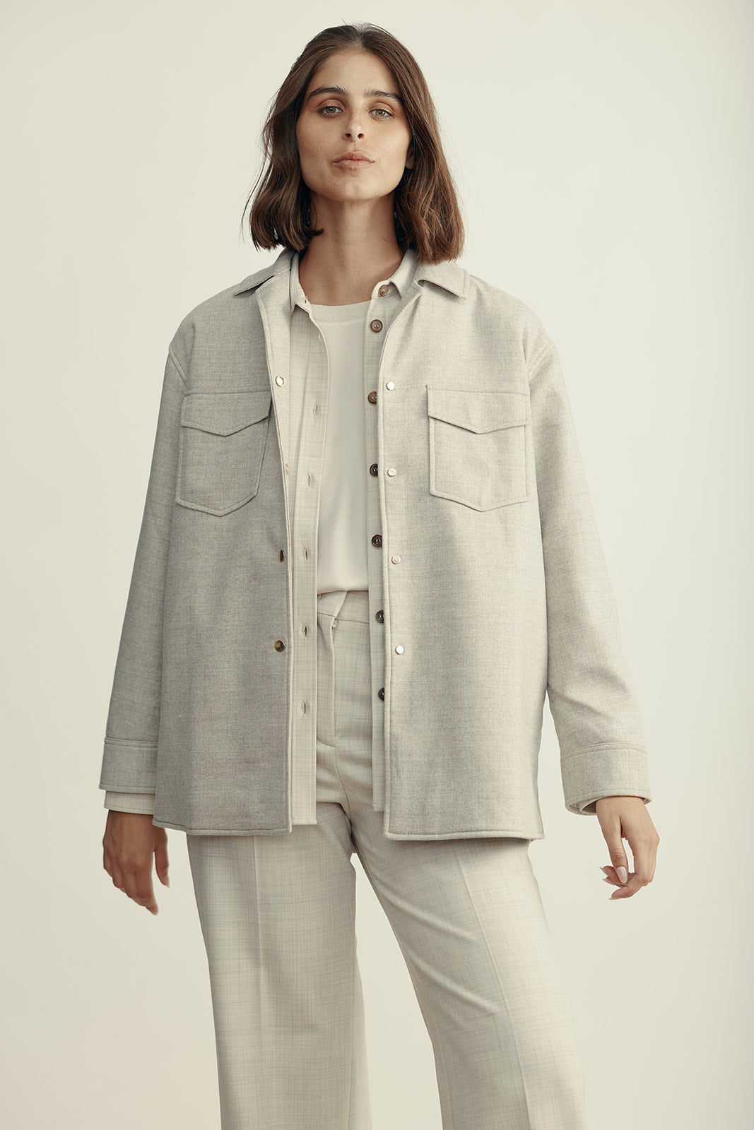 ז'קט מבד כפול במראה מחוייט עם סגירת כפתוריםהרכב: 98% צמר וירג'ין, 2% אלסטן; מילוי: 100% פוליאסטרהדוגמנית בגובה 1.80 ולובשת מידה 42 איטלקית