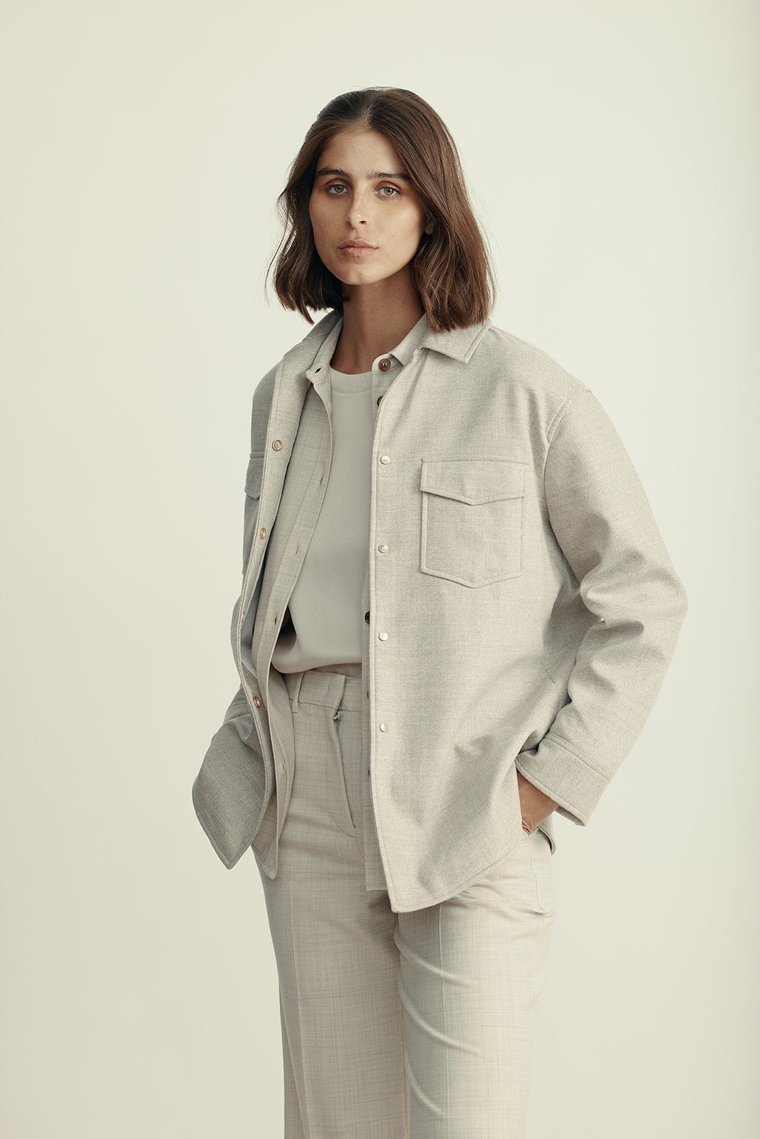 ז'קט מבד כפול במראה מחוייט עם סגירת כפתוריםהרכב: 98% צמר וירג'ין, 2% אלסטן; מילוי: 100% פוליאסטרהדוגמנית בגובה 1.80 ולובשת מידה 42 איטלקית