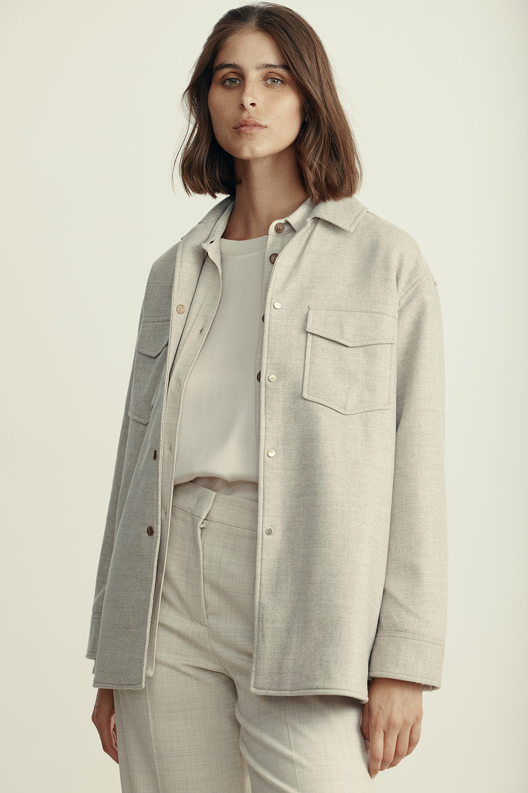 ז'קט מבד כפול במראה מחוייט עם סגירת כפתוריםהרכב: 98% צמר וירג'ין, 2% אלסטן; מילוי: 100% פוליאסטרהדוגמנית בגובה 1.80 ולובשת מידה 42 איטלקית