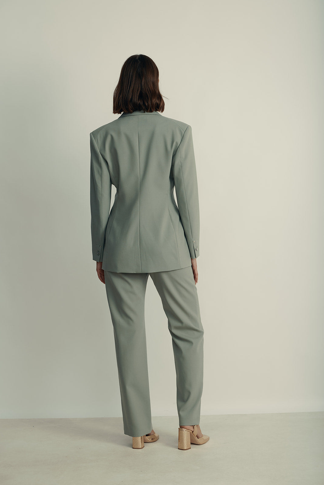 מכנסיים מחוייטים מקולקציית MOSCHINO Jeans עם תפירה מיוחדת בחלק הקידמיהרכב: 55% פוליאסטר, 43% צמר וירג'ין, 2% אלסטיהדוגמנית בגובה 1.80 ולובשת מידה 42 איטלקית