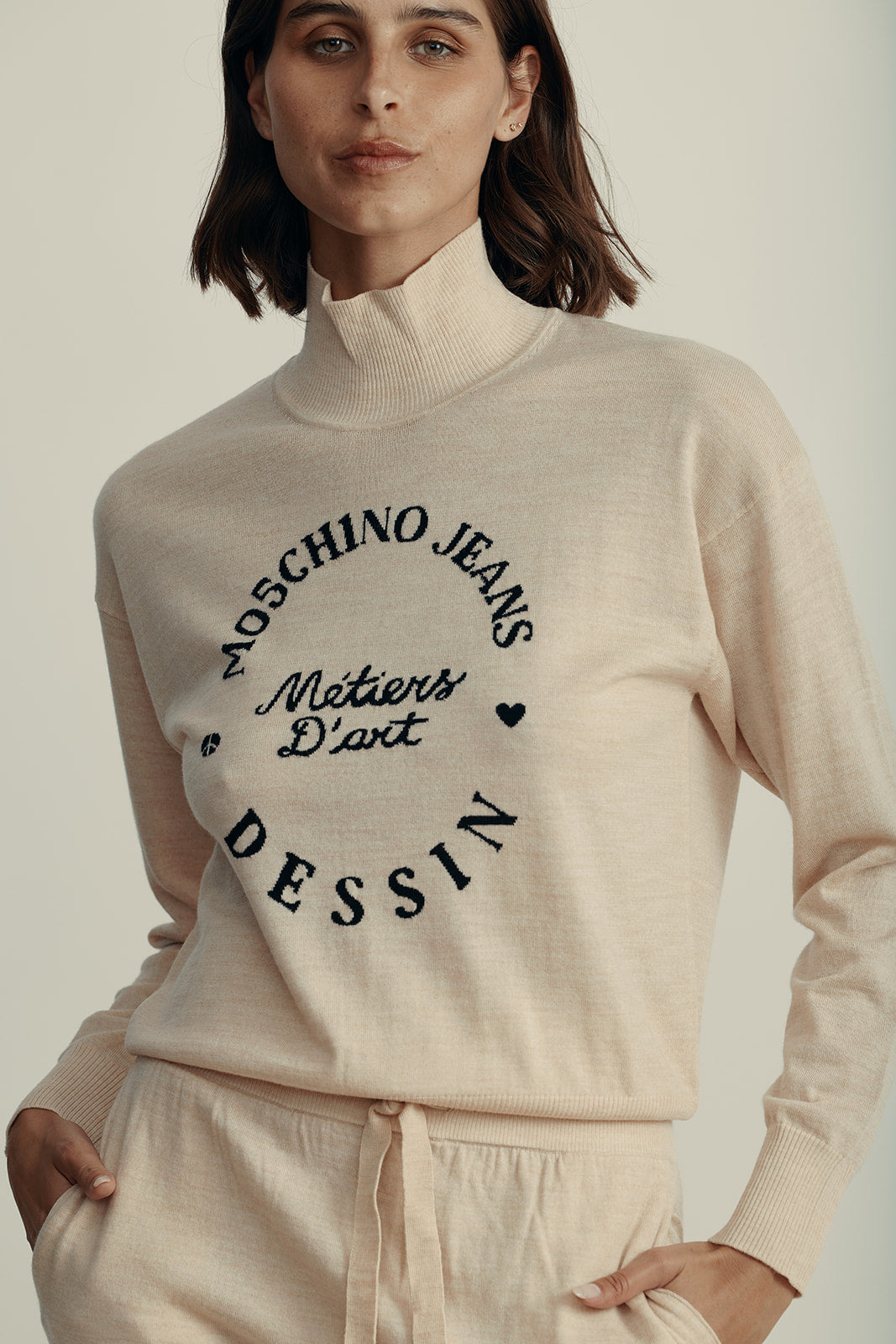 סוודר צמר עם הדפס מונוגרם מקולקציית MOSCHINO Jeansהרכב: 100% צמר וירג'יןהדוגמנית בגובה 1.80 ולובשת מידה S