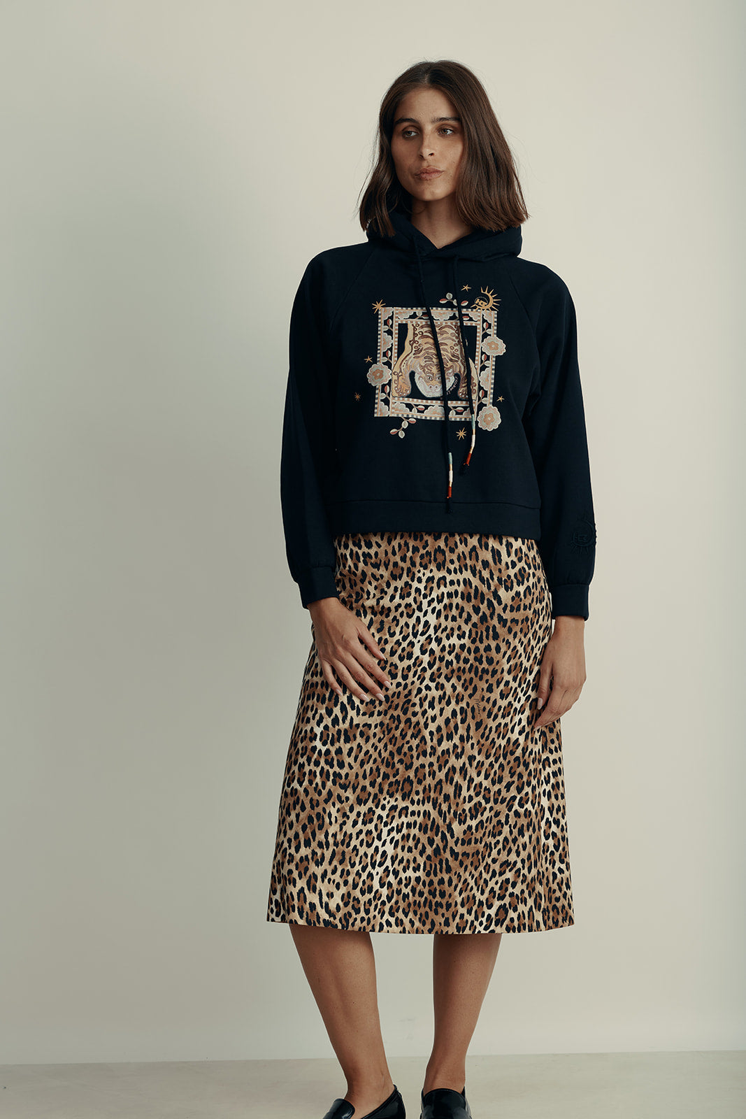 חצאית מידי בגזרת A עם הדפס מנומרהרכב: 936% ויסקוזה, 5% צמר וירג'ין, 25% אלסטןהדוגמנית בגובה 1.80 ולובשת מידה 42 איטלקית