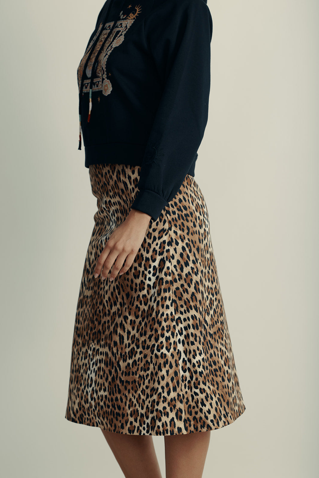 חצאית מידי בגזרת A עם הדפס מנומרהרכב: 936% ויסקוזה, 5% צמר וירג'ין, 25% אלסטןהדוגמנית בגובה 1.80 ולובשת מידה 42 איטלקית