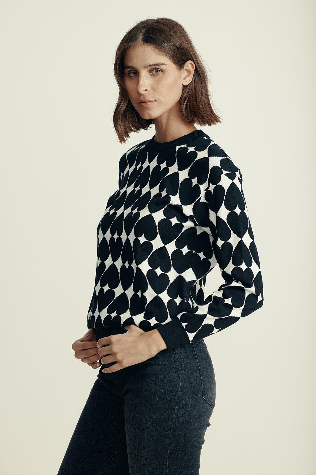 סוודר מקולקציית MOSCHINO Couture עם הדפס לבבותהרכב: 100% כותנההדוגמנית בגובה 1.80 ולובשת מידה 38 איטלקית