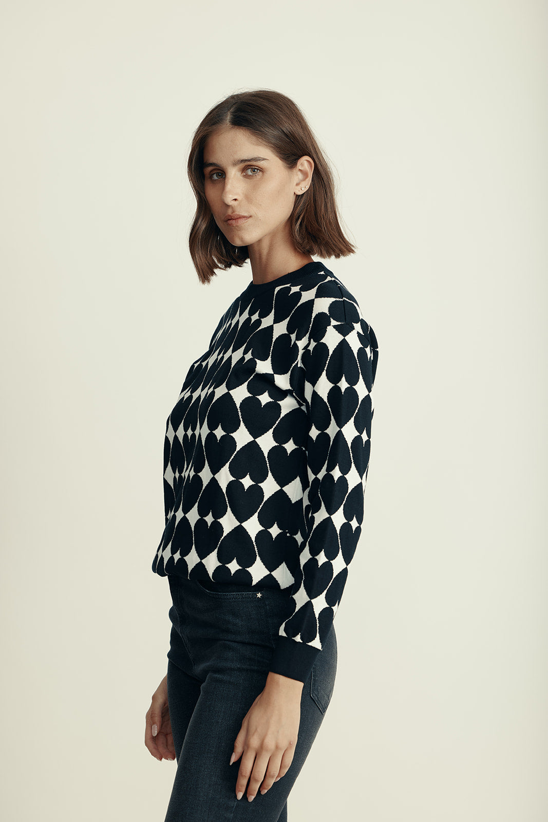 סוודר מקולקציית MOSCHINO Couture עם הדפס לבבותהרכב: 100% כותנההדוגמנית בגובה 1.80 ולובשת מידה 38 איטלקית