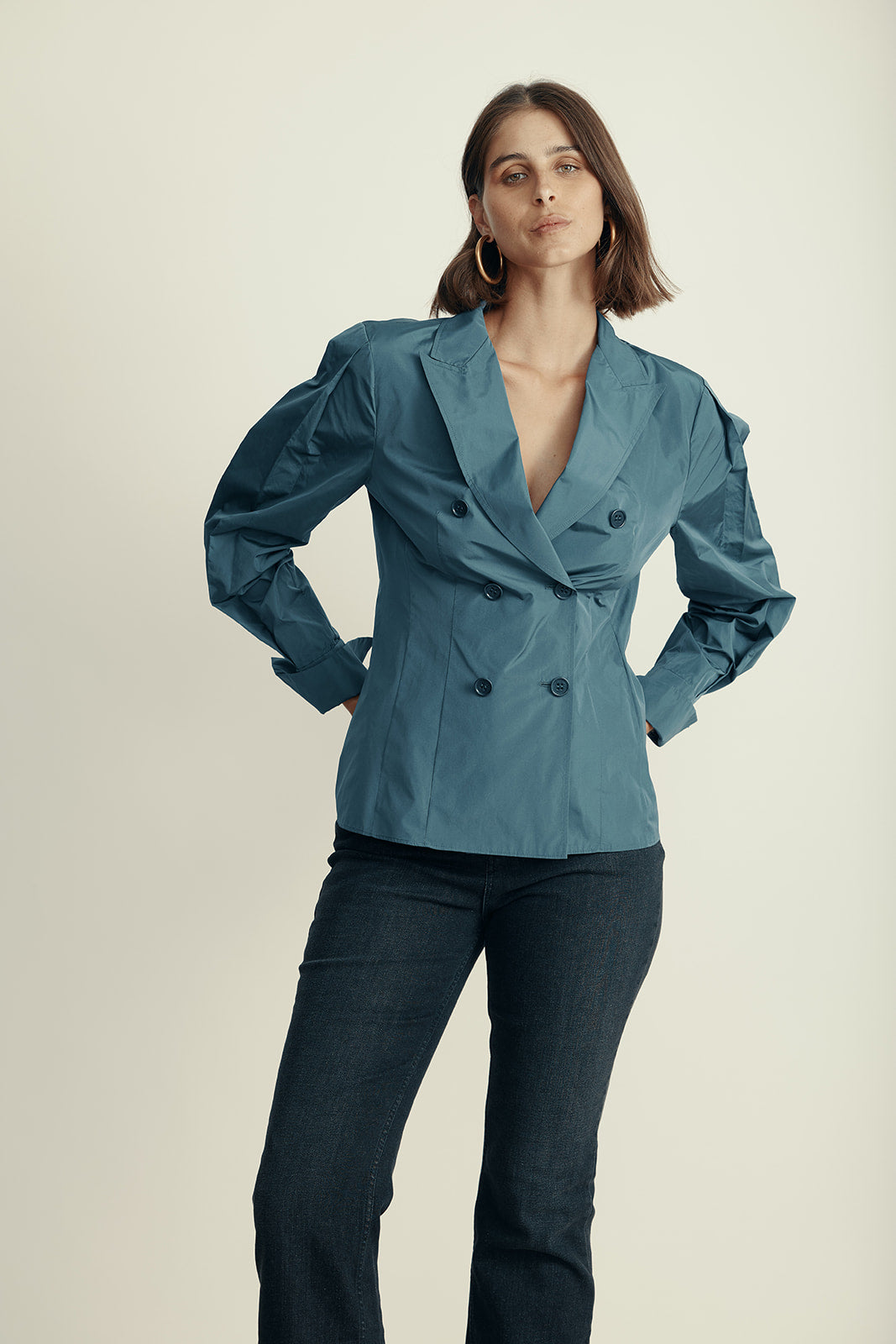 חולצה מכופתרת אלגנטית דאבל ברסטהרכב: 79% פוליאסטר, 21% משיהדוגמנית בגובה 1.80 ולובשת מידה 42 איטלקית