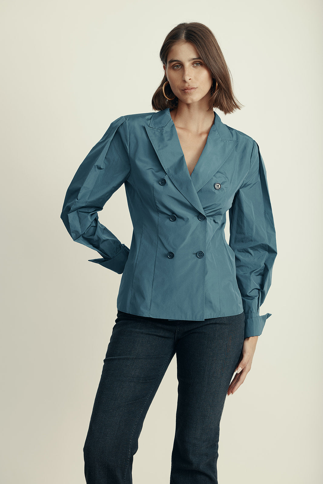 חולצה מכופתרת אלגנטית דאבל ברסטהרכב: 79% פוליאסטר, 21% משיהדוגמנית בגובה 1.80 ולובשת מידה 42 איטלקית