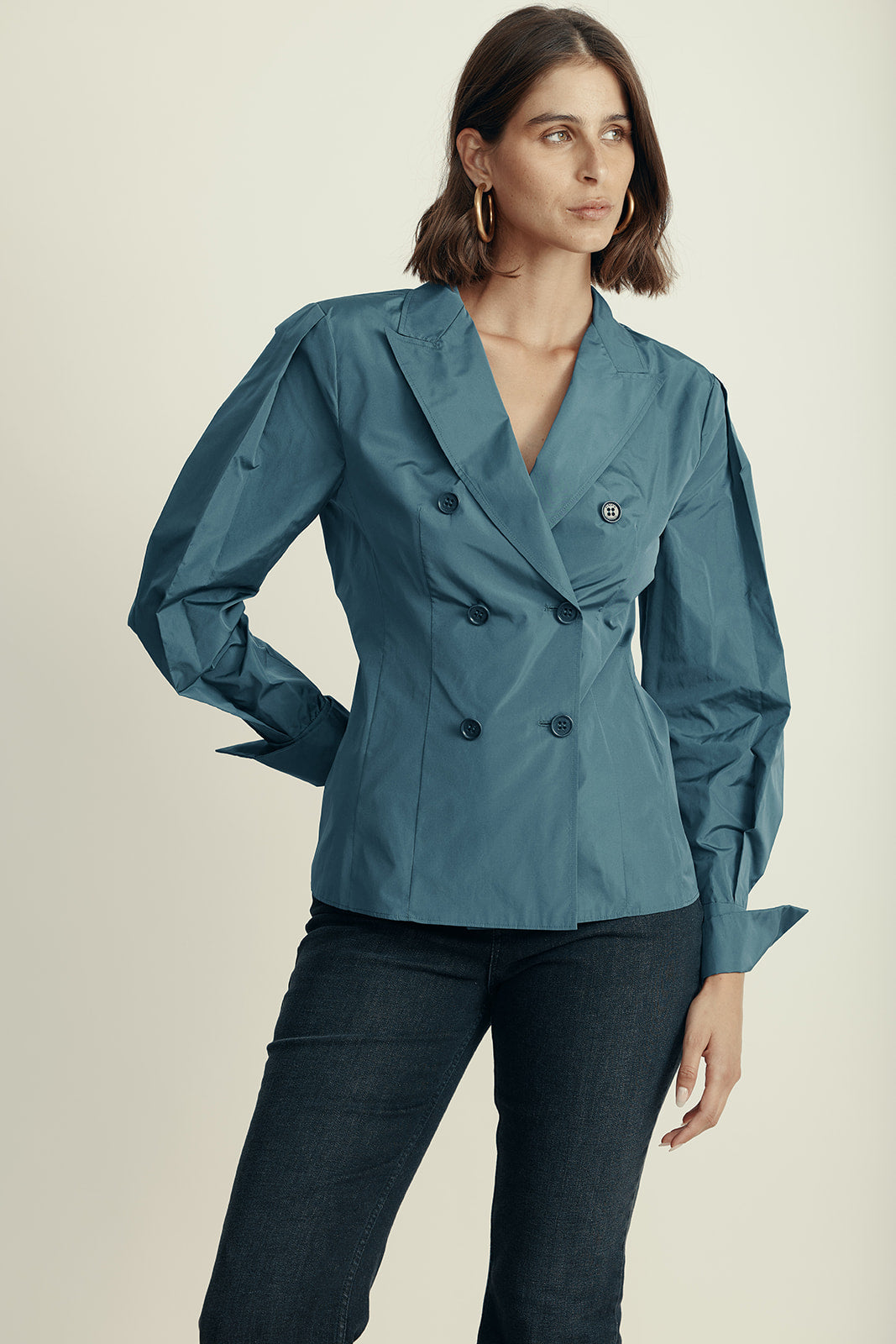 חולצה מכופתרת אלגנטית דאבל ברסטהרכב: 79% פוליאסטר, 21% משיהדוגמנית בגובה 1.80 ולובשת מידה 42 איטלקית