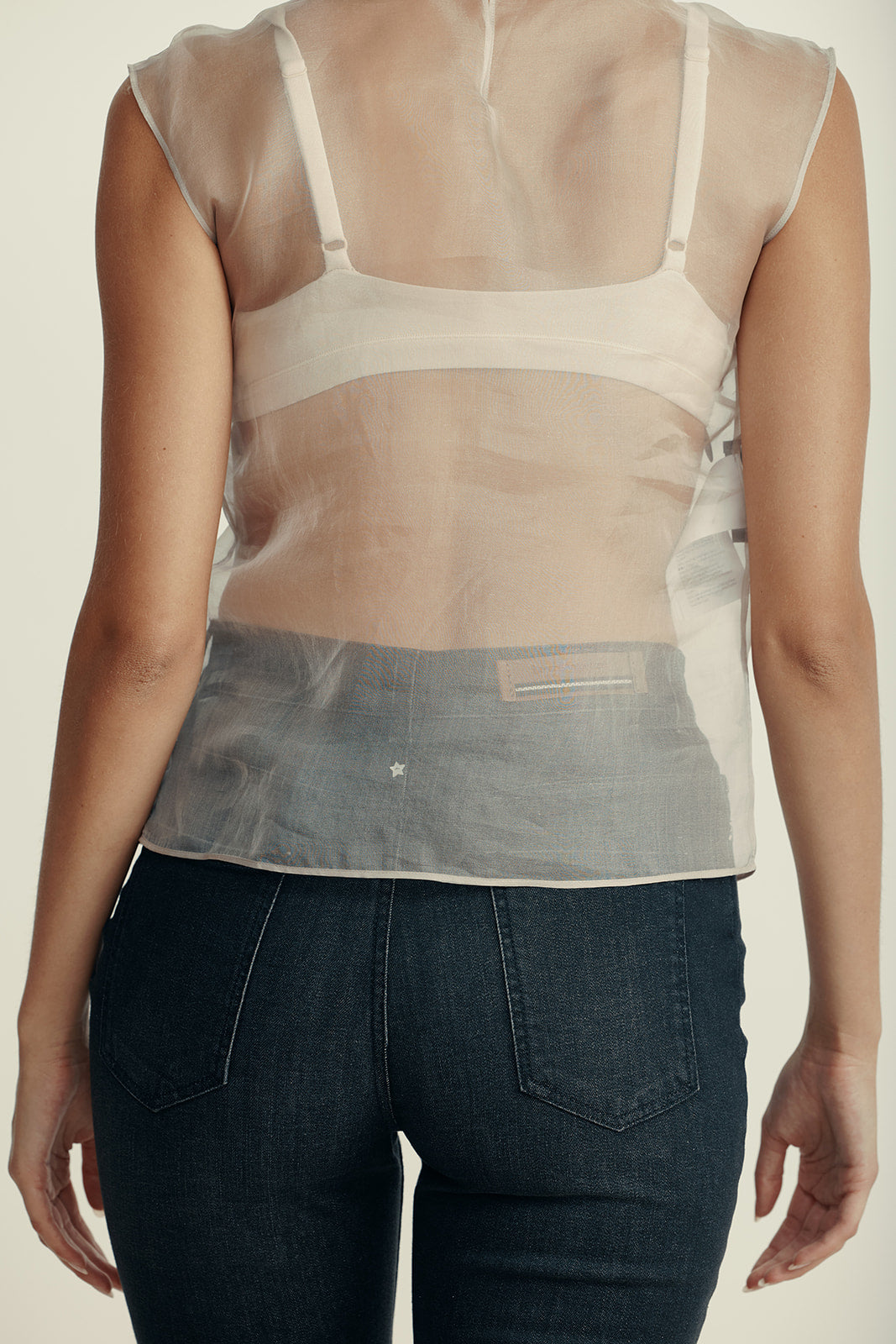 חולצת משי שקופה ללא שרוולים, מעוטרת בניטים וחרוזים בחלק הקידמיהרכב: 100% משיהדוגמנית בגובה 1.80 ולובשת מידה 42 איטלקית