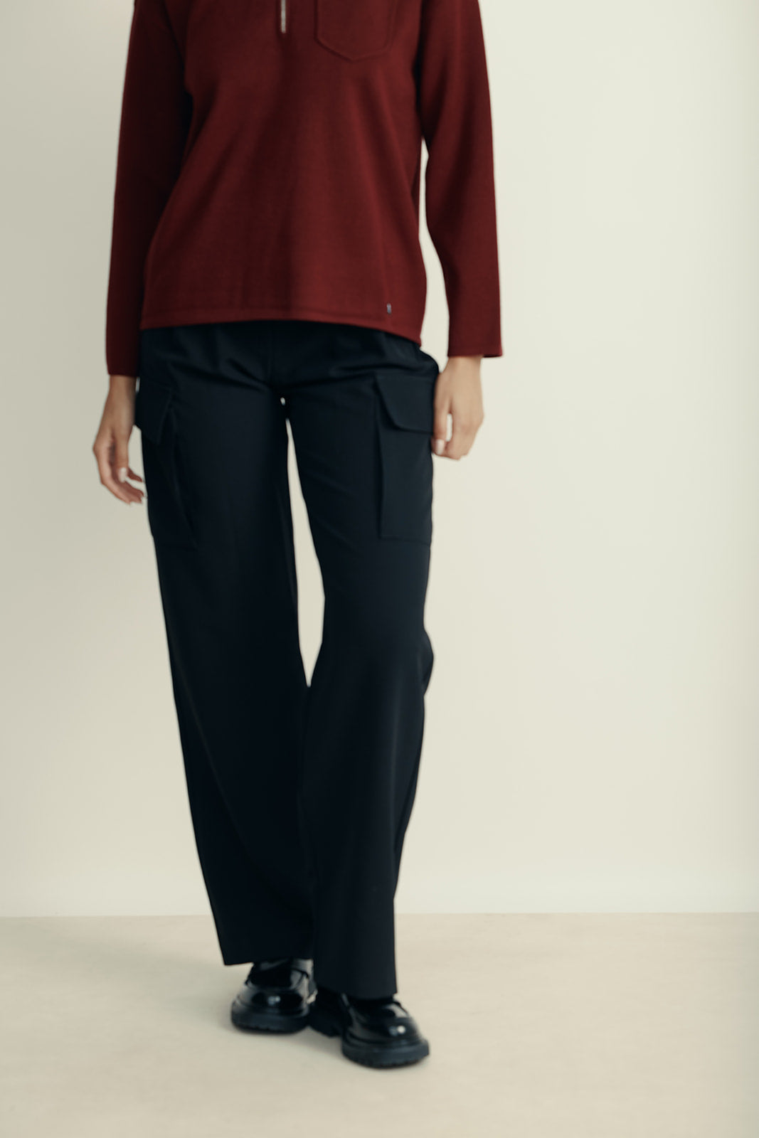 מכנסיים בגזרה ישרה עם כיס צדדיהרכב: 80% פוליאסטר, 1% אלסטן; בד משני: 52% ויסקוזה, 48% אצטטהדוגמנית בגובה 1.80 ולובשת מידה 42 איטלקית